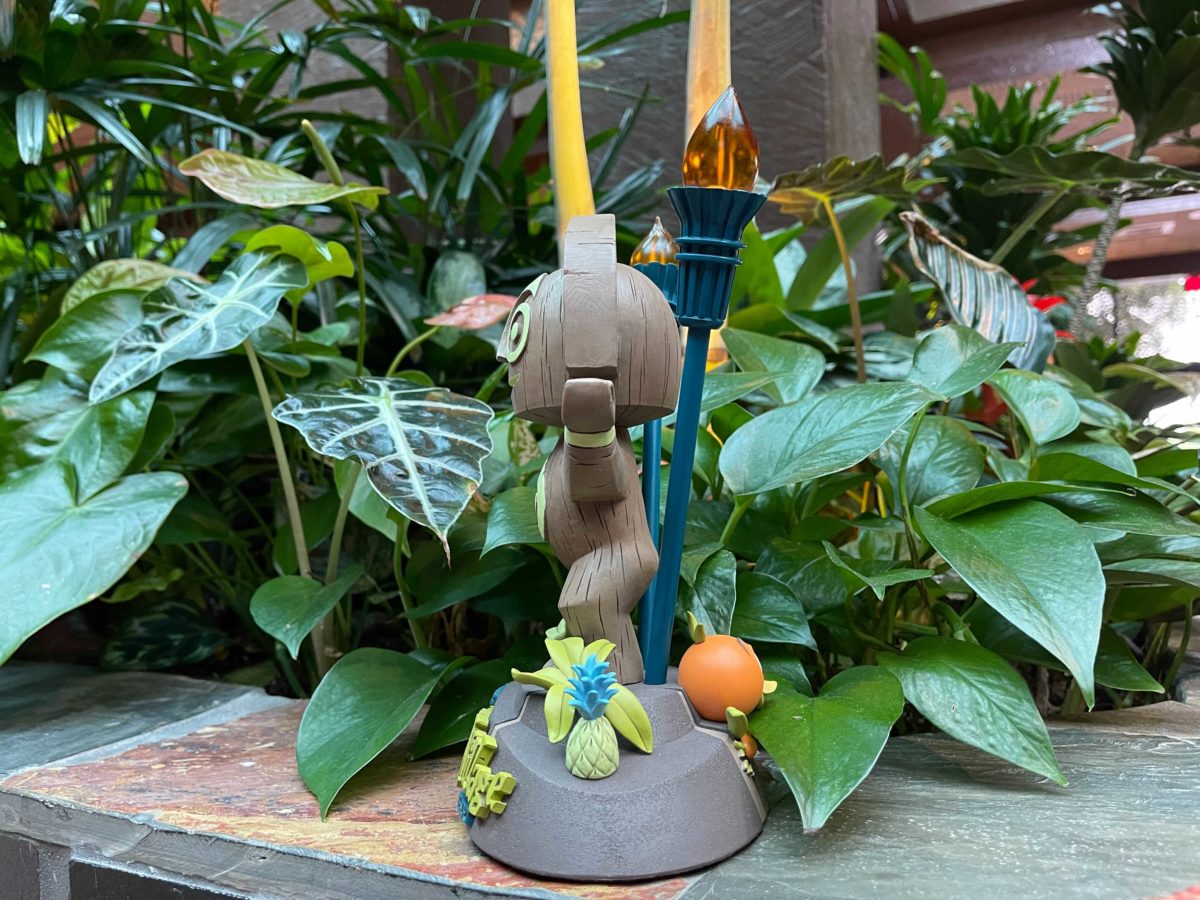 disneys-polynesian-village-resort-tiki-orange-bird-statue-side-left-plants