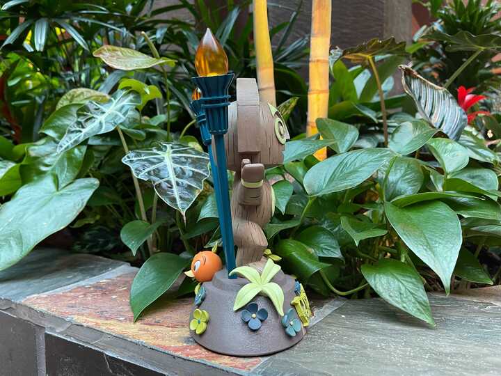 disneys-polynesian-village-resort-tiki-orange-bird-statue-side-right-plants