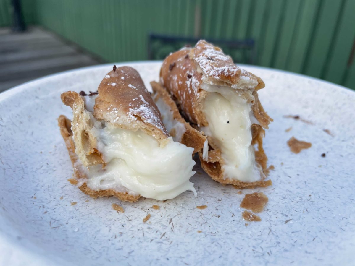 italy-tasting-booth-cannoli-