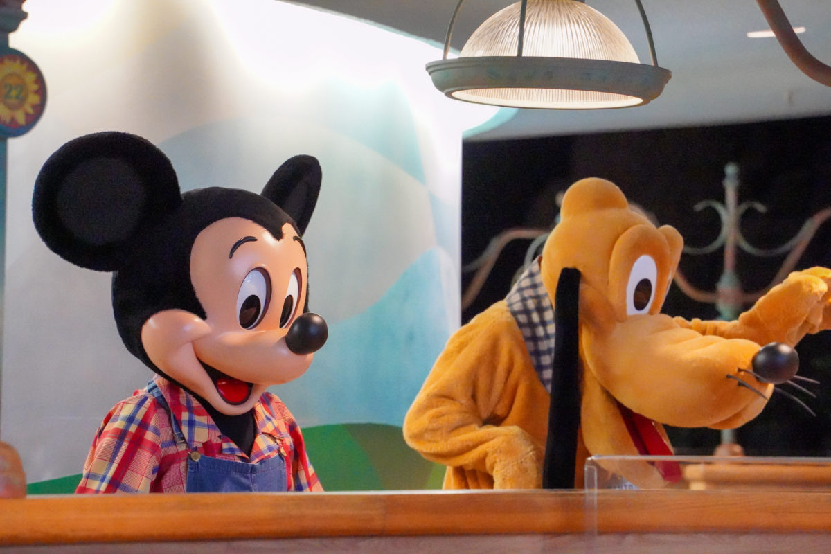 mickey-and-pluto-at-garden-grill-3-7-21-9299551