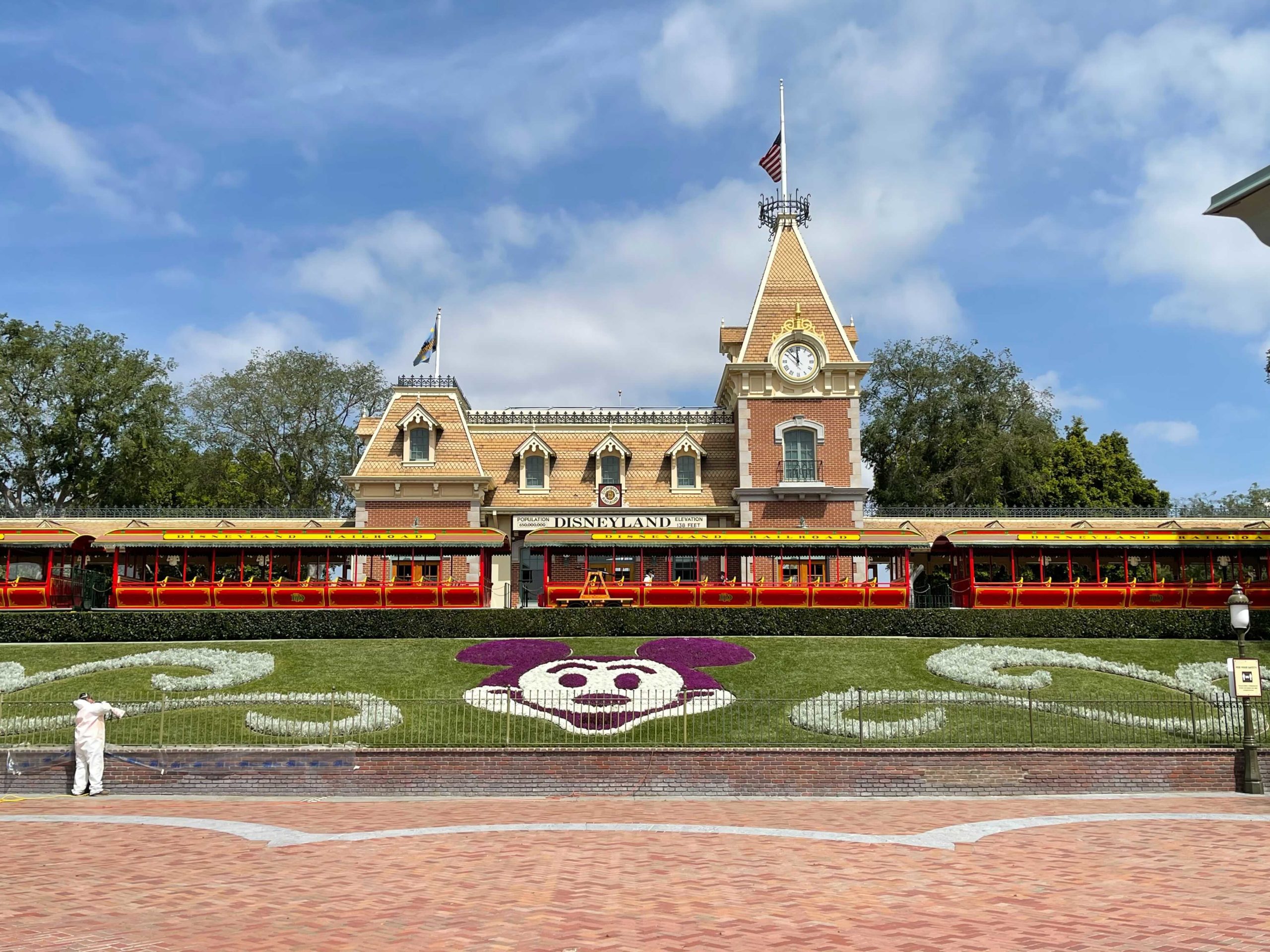 photo-video-the-disneyland-railroad-is-running-once-again