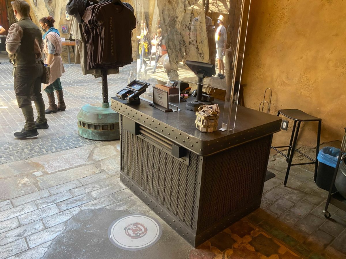PHOTOS: Black Spire Outpost Market in Star Wars Galaxy's Edge Reopens with Limited Capacity, Themed Physical Distancing Markers at Disneyland 5 disneyland-galaxys-edge-market-physical-distancing-7-3429726
