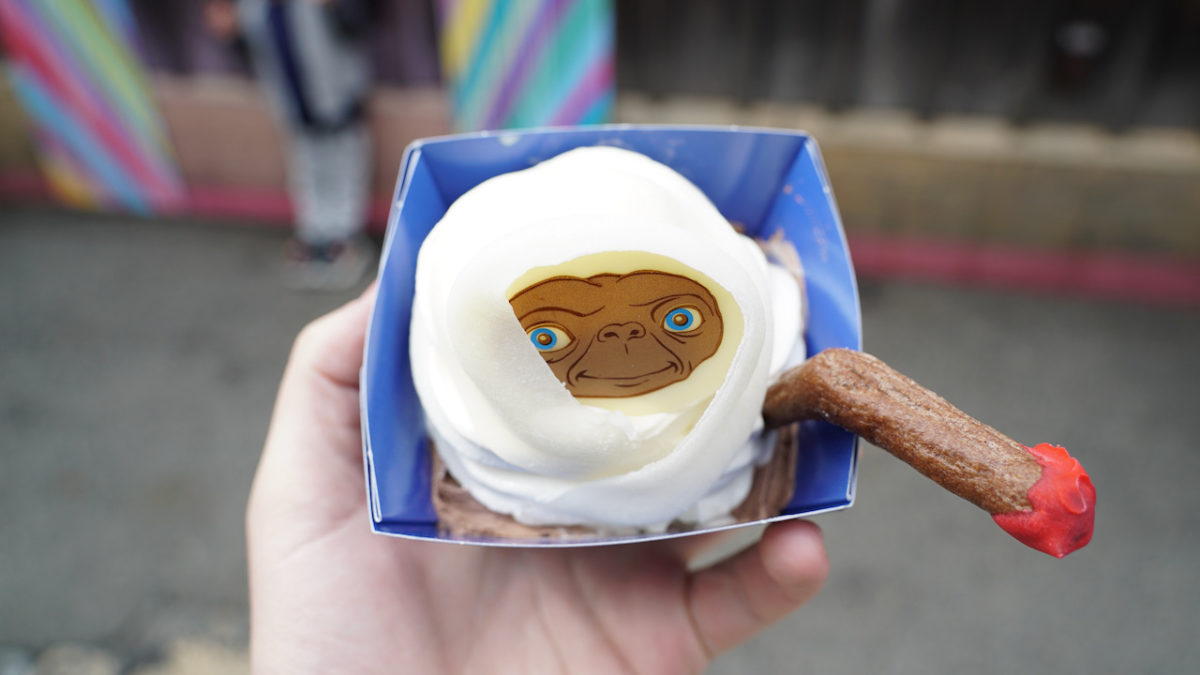 REVIEW: E.T. "I'll Be Right Here" Chocolate Crunch Sundae Has Us Flying High at Universal Studios Japan 7 usj_etsundae_4