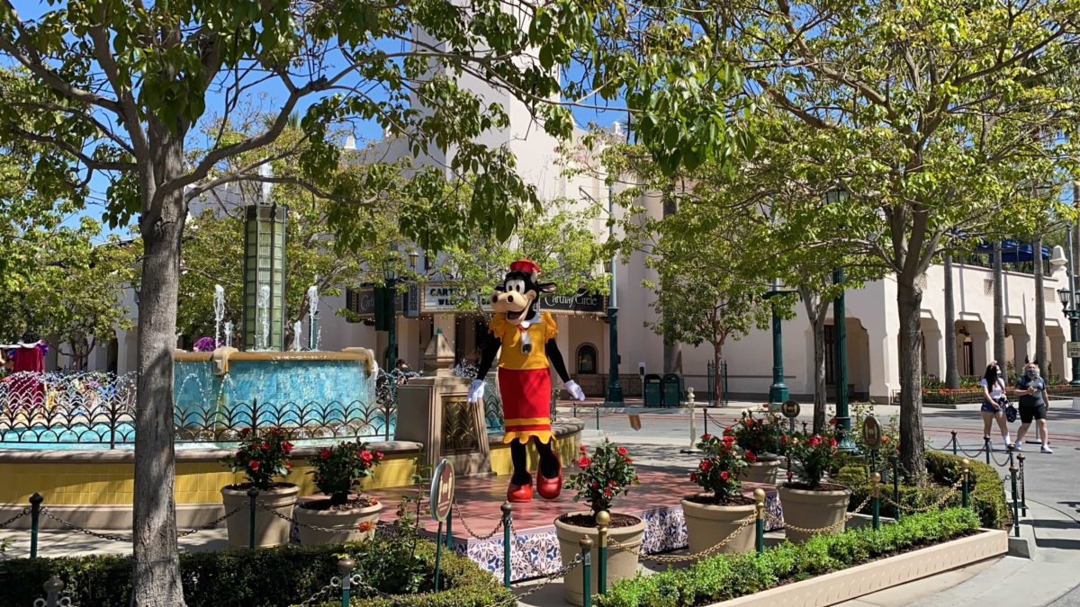 clarabelle-carthay-circle-distanced-meet-and-greet