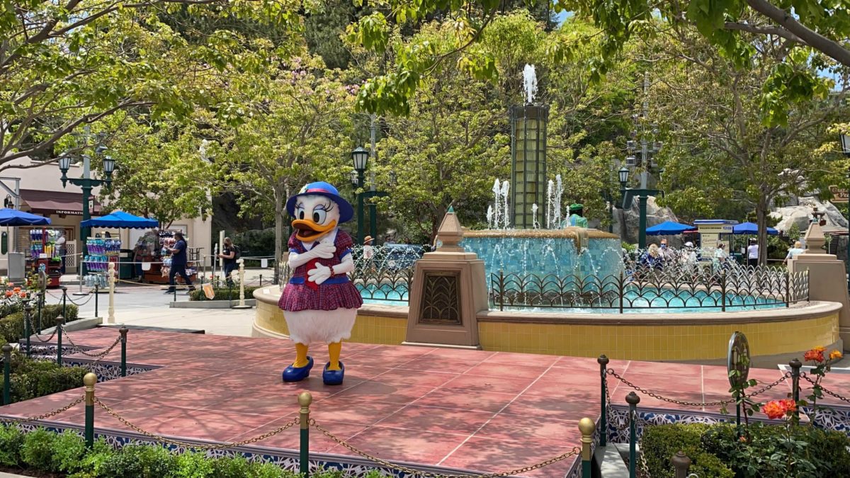 daisy-duck-carthay-circle-meet-and-greet-4