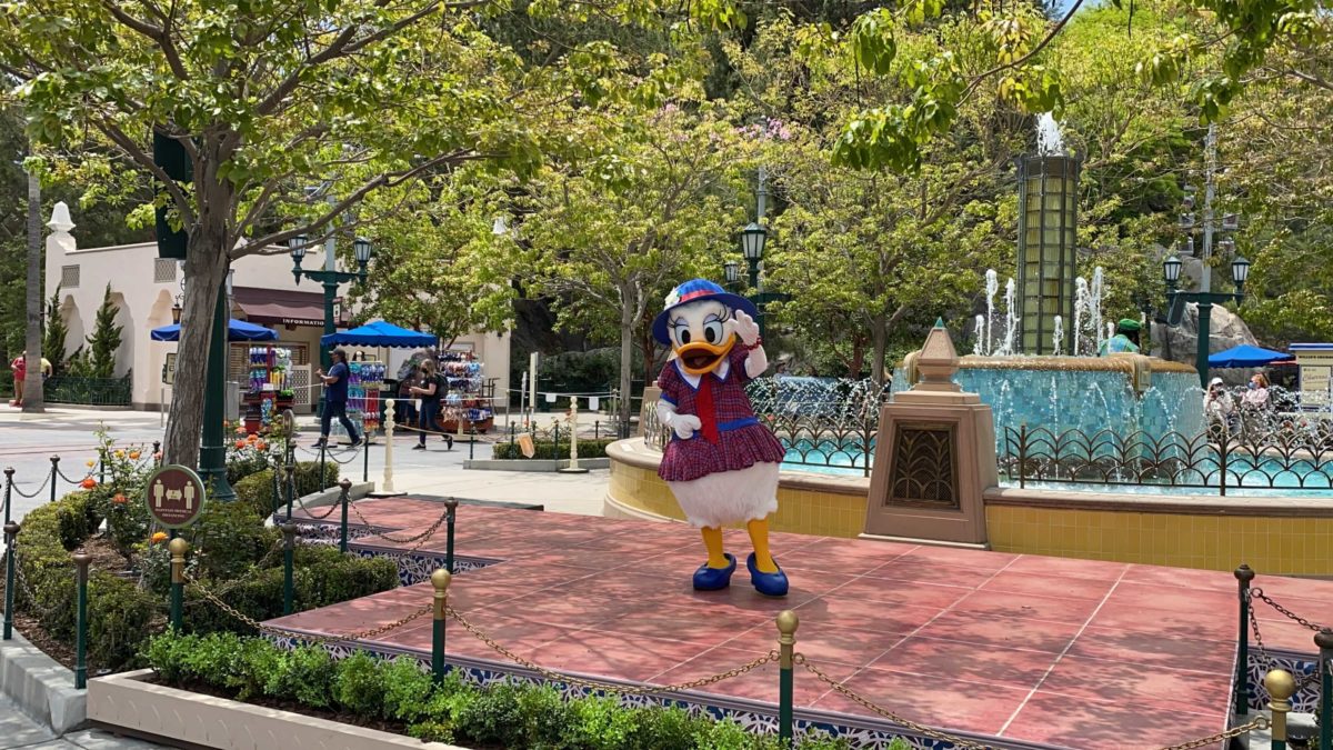 daisy-duck-carthay-circle-meet-and-greet-8