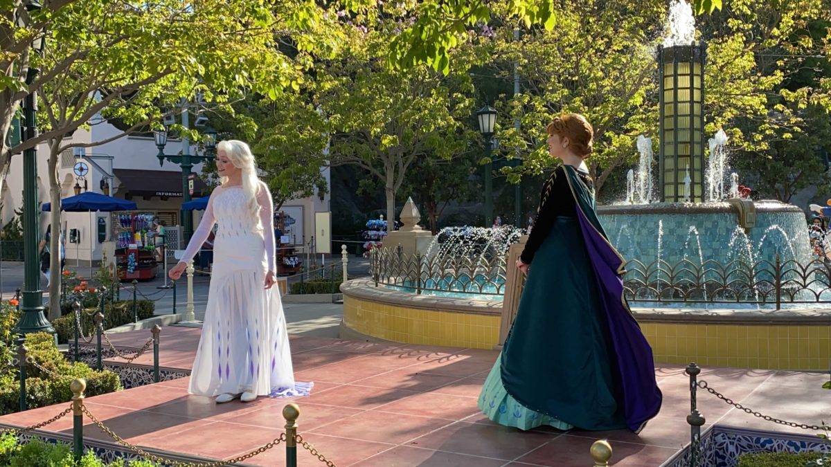 elsa-anna-carthay-circle-distanced-meet-and-greet-1