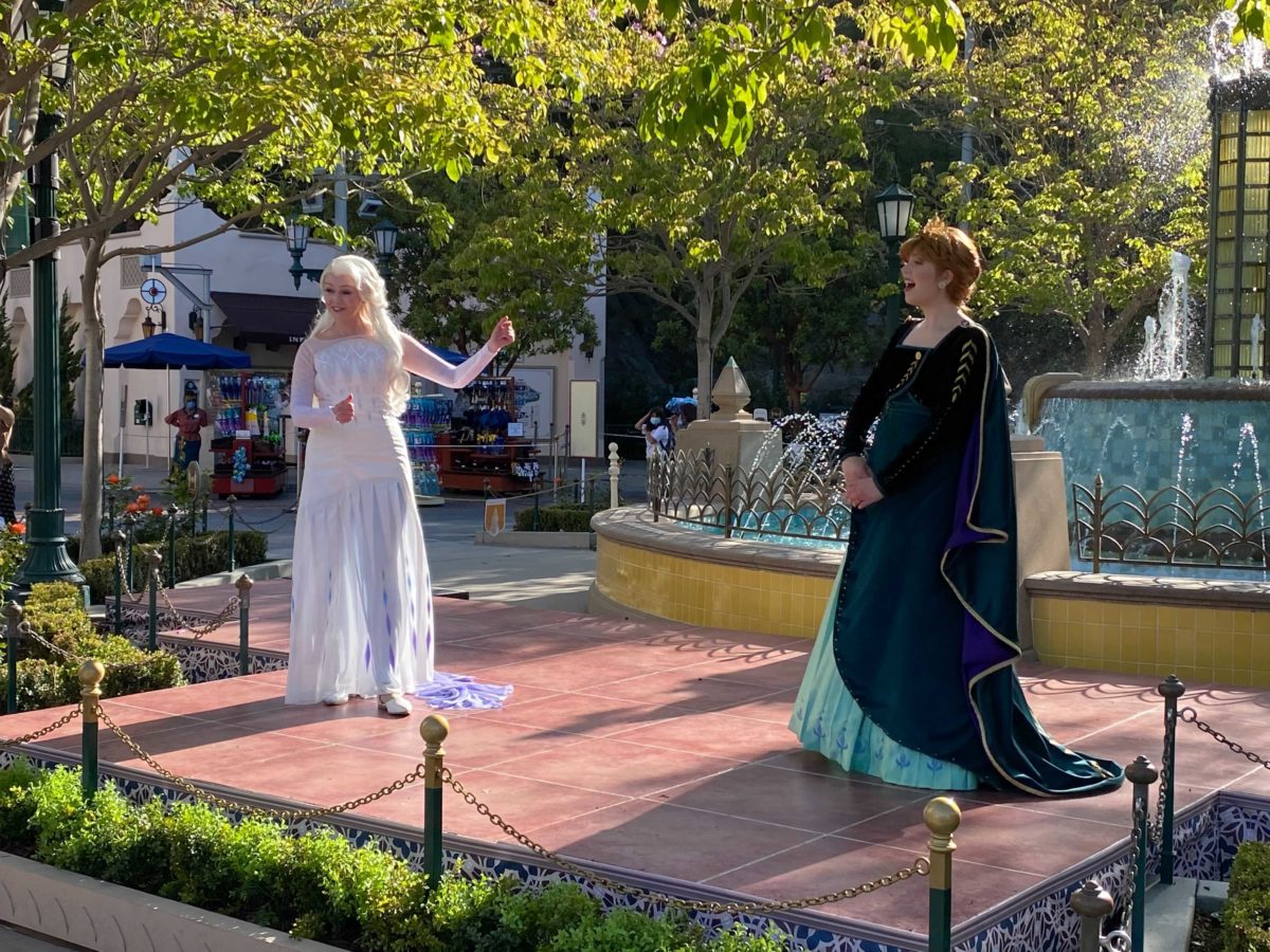 elsa-anna-carthay-circle-distanced-meet-and-greet-3