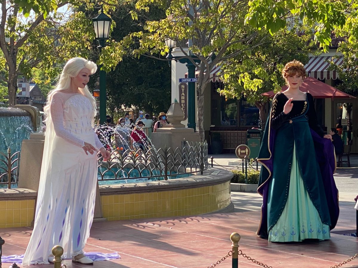 elsa-anna-carthay-circle-distanced-meet-and-greet-6