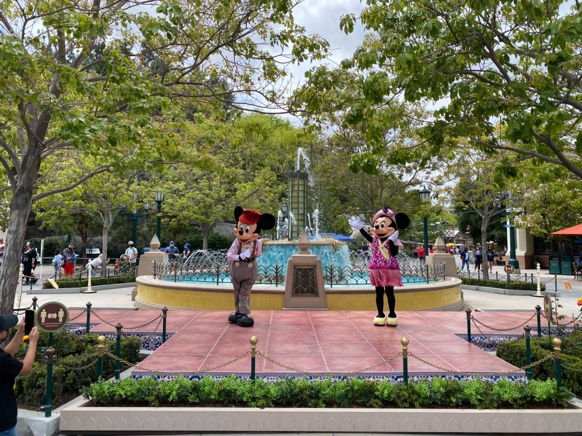 mickey-and-minnie-carthay-circle-distanced-meet-and-greet