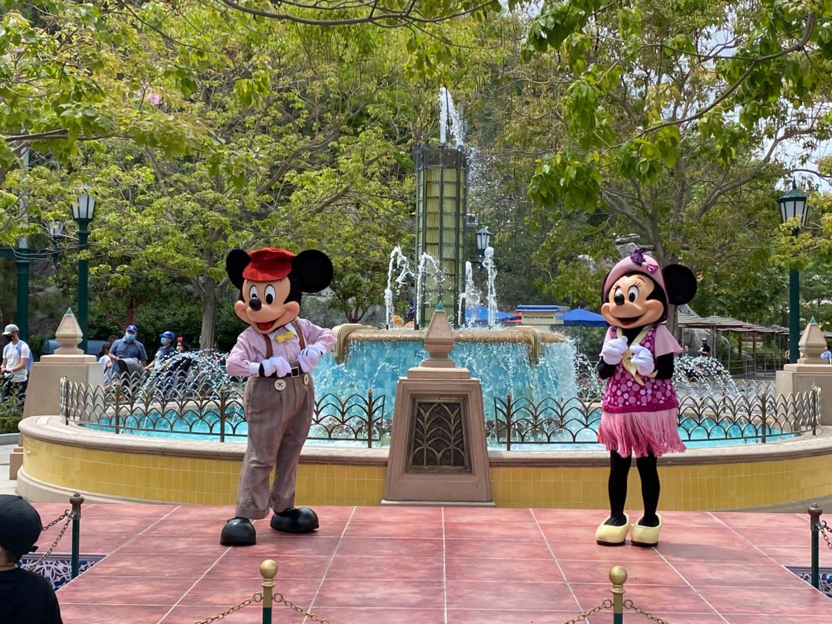 mickey-and-minnie-carthay-circle-distanced-meet-and-greet-5