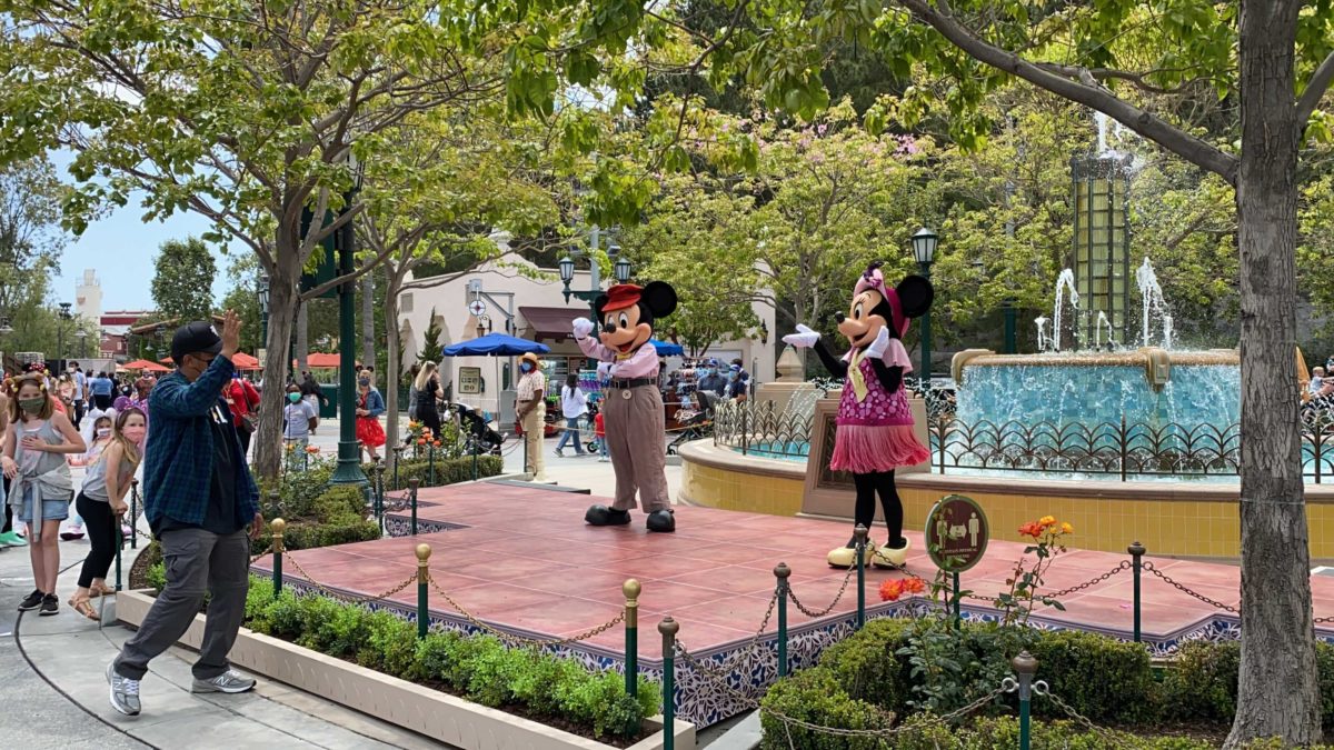 mickey-and-minnie-carthay-circle-distanced-meet-and-greet-7