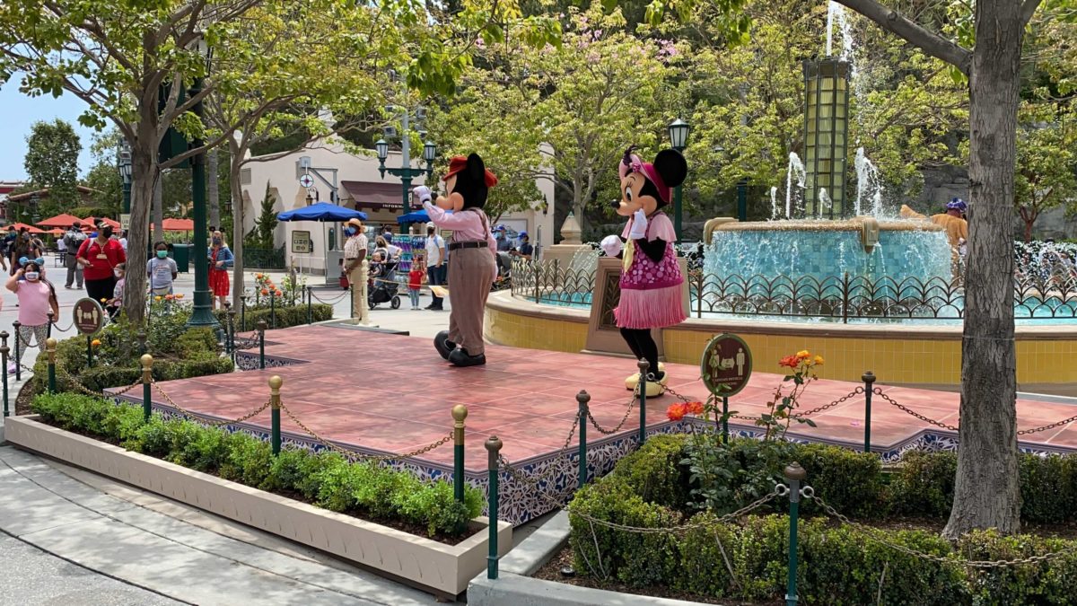 mickey-and-minnie-carthay-circle-distanced-meet-and-greet-8