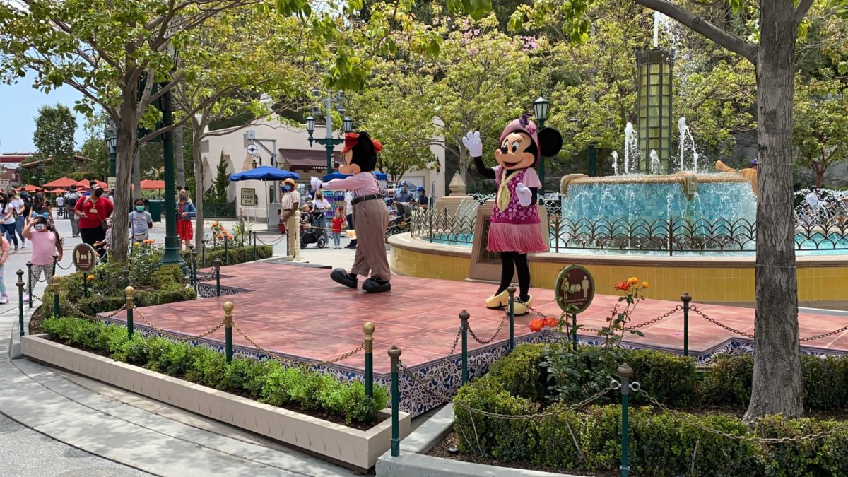 mickey-and-minnie-carthay-circle-distanced-meet-and-greet-9