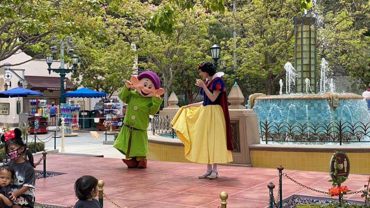 snow-white-dopey-carthay-circle-distanced-meet-and-greet-2