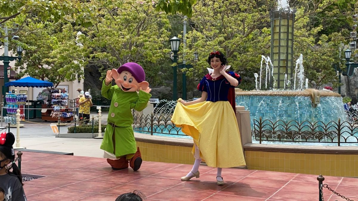 snow-white-dopey-carthay-circle-distanced-meet-and-greet-4