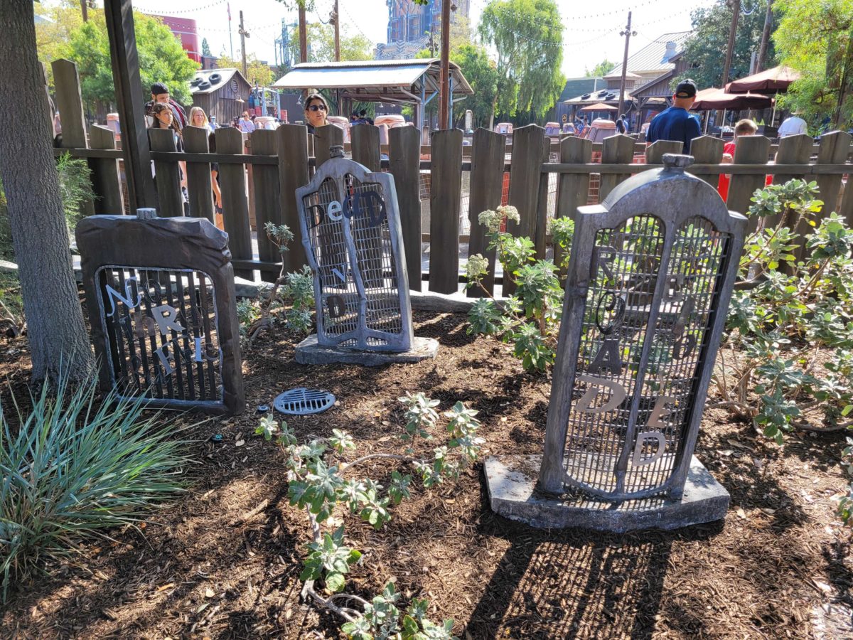 PHOTOS: More Haul-O-Ween Decorations Adorn Cars Land in Disney California Adventure 13 cars-land-halloween-103018