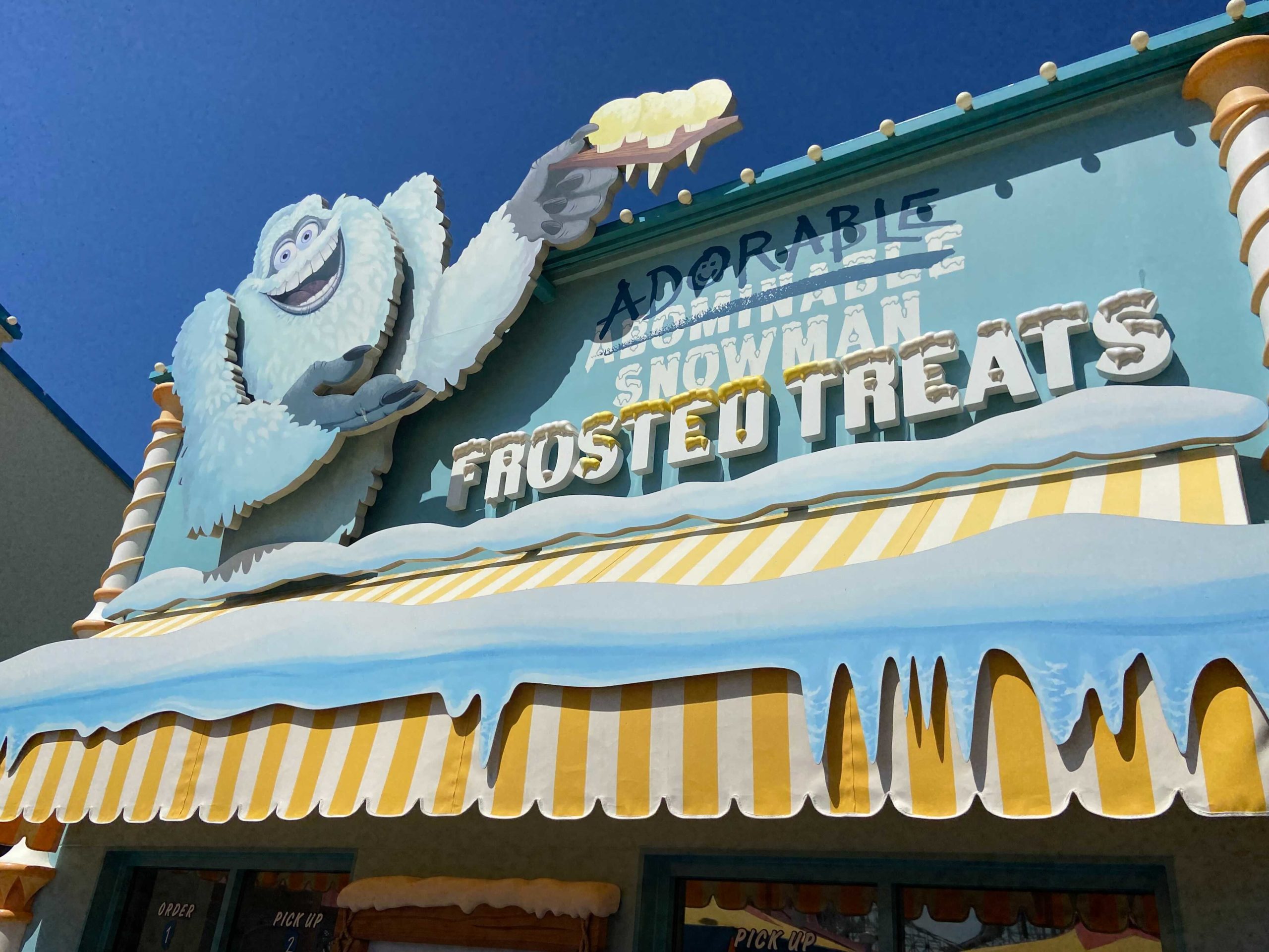 specialty-cocktails-adorable-snowman-frosted-treats-2-6529340