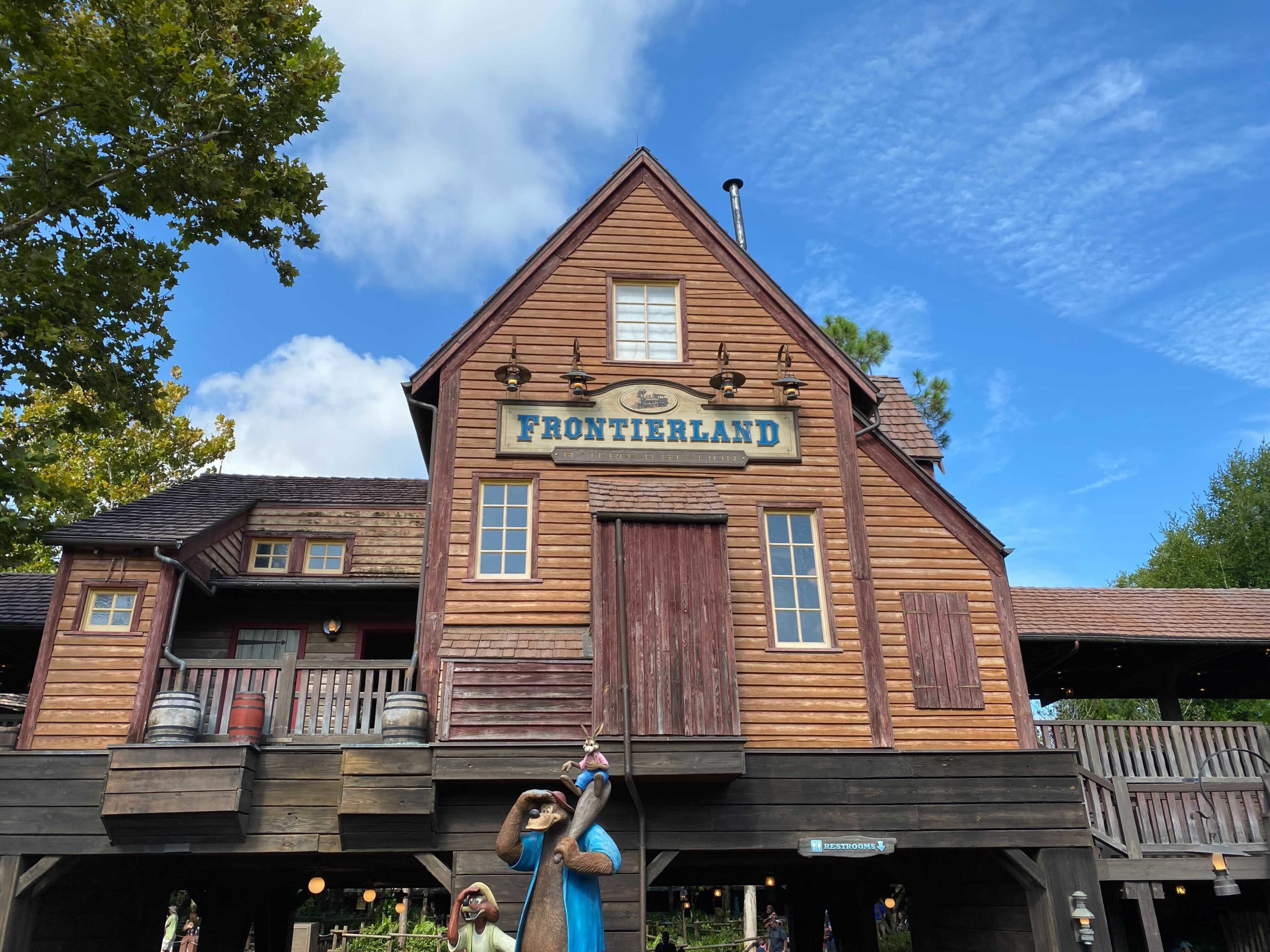 frontierland-railroad-station-staining-1