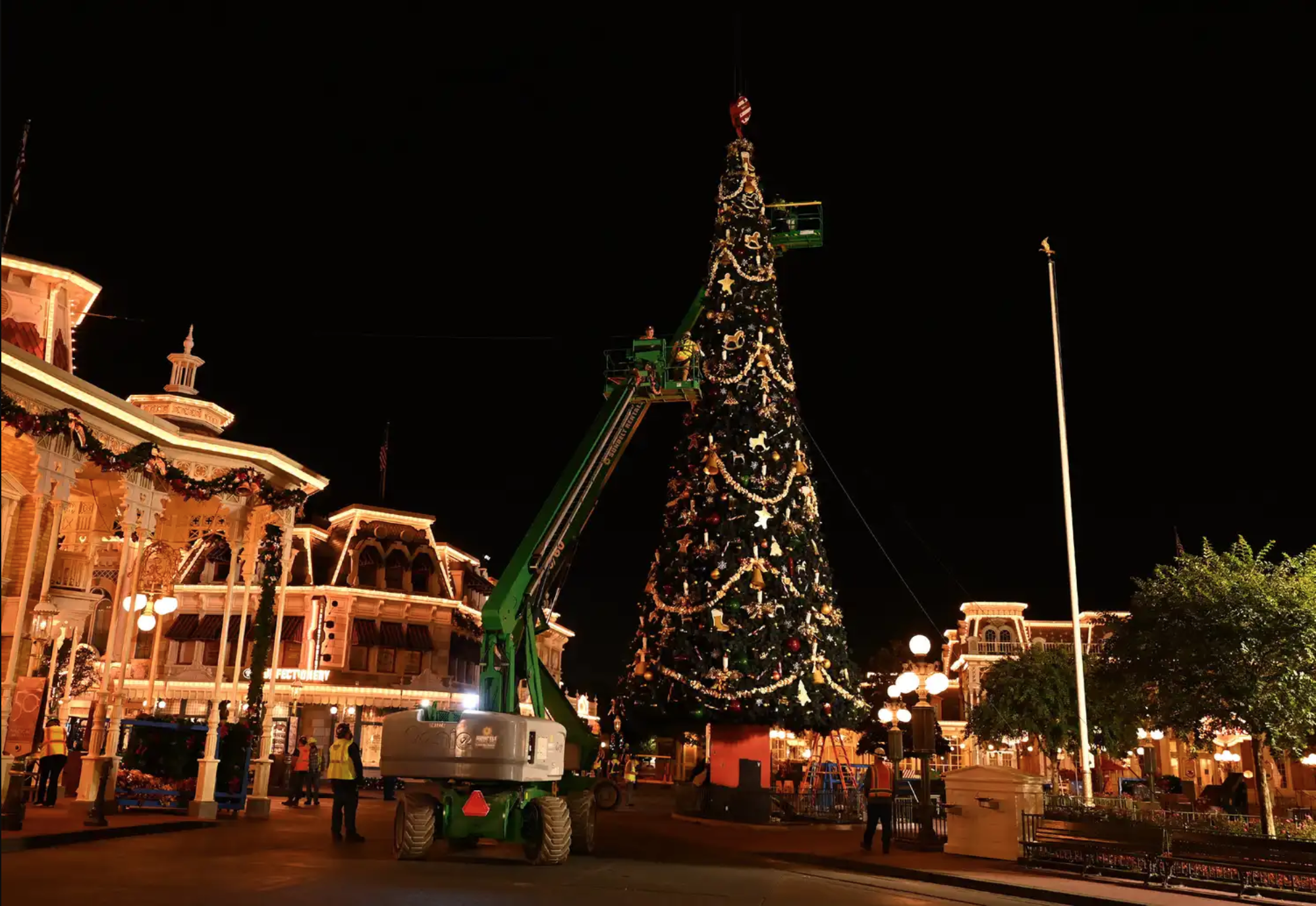 magic-kingdom-christmas-transformation-2-42-04-pm-1078276