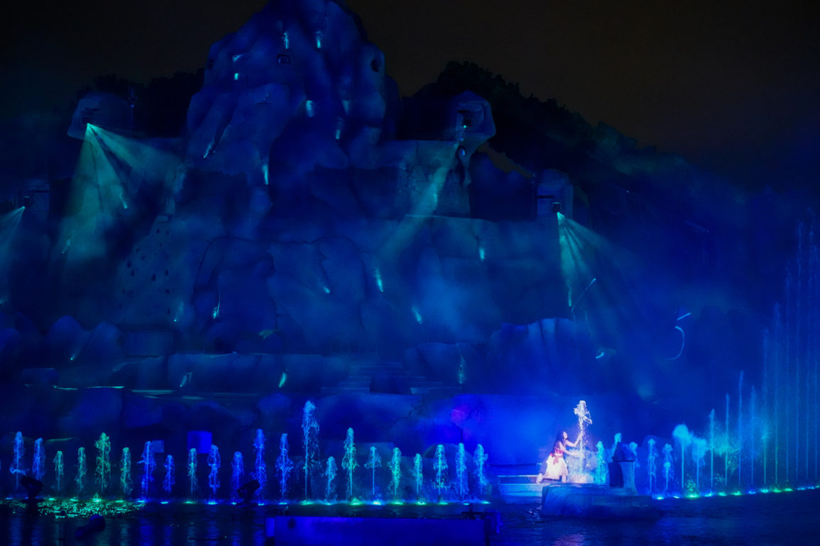 Moana by the water in Fantasmic