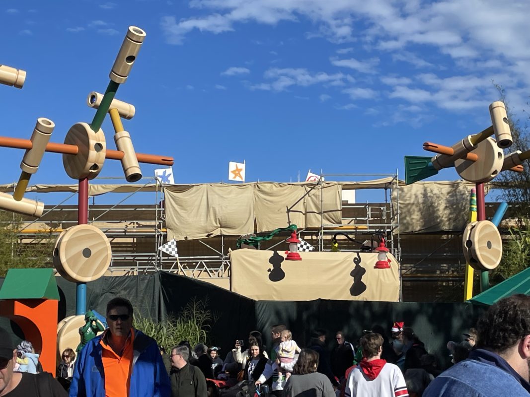 PHOTO REPORT: Disney's Hollywood Studios 12/27/22 (Count Dooku's Jedi Lightsaber Now Available, Santa Goofy Takes Over for Santa Claus, 'The Muppet Christmas Carol' 30th Anniversary Pin, & More) 13 54A40036 C012 487F A22F 698C503B77F7