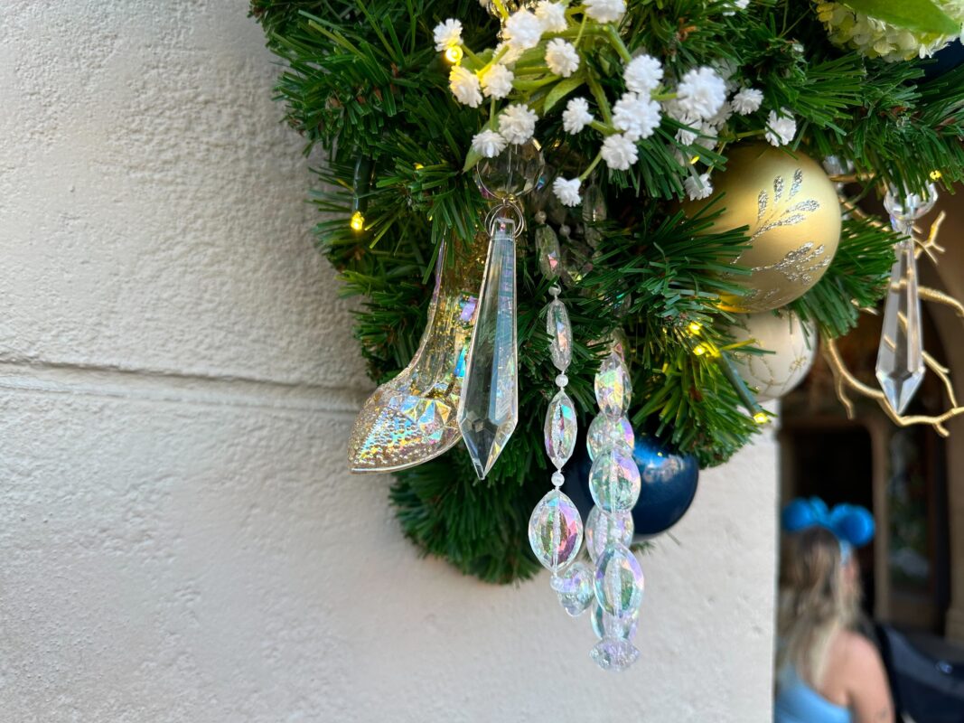 photos-first-christmas-decorations-arrive-at-magic-kingdom-for-2023