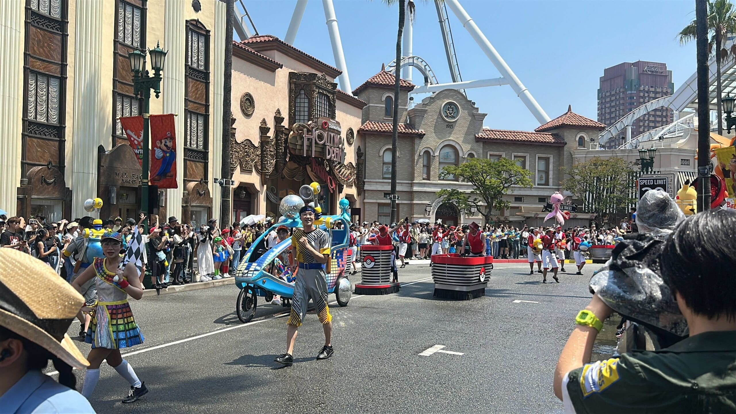 The Summer Splash Parade at Universal Studios Japan features colorful floats and performers parading past cheering crowds.