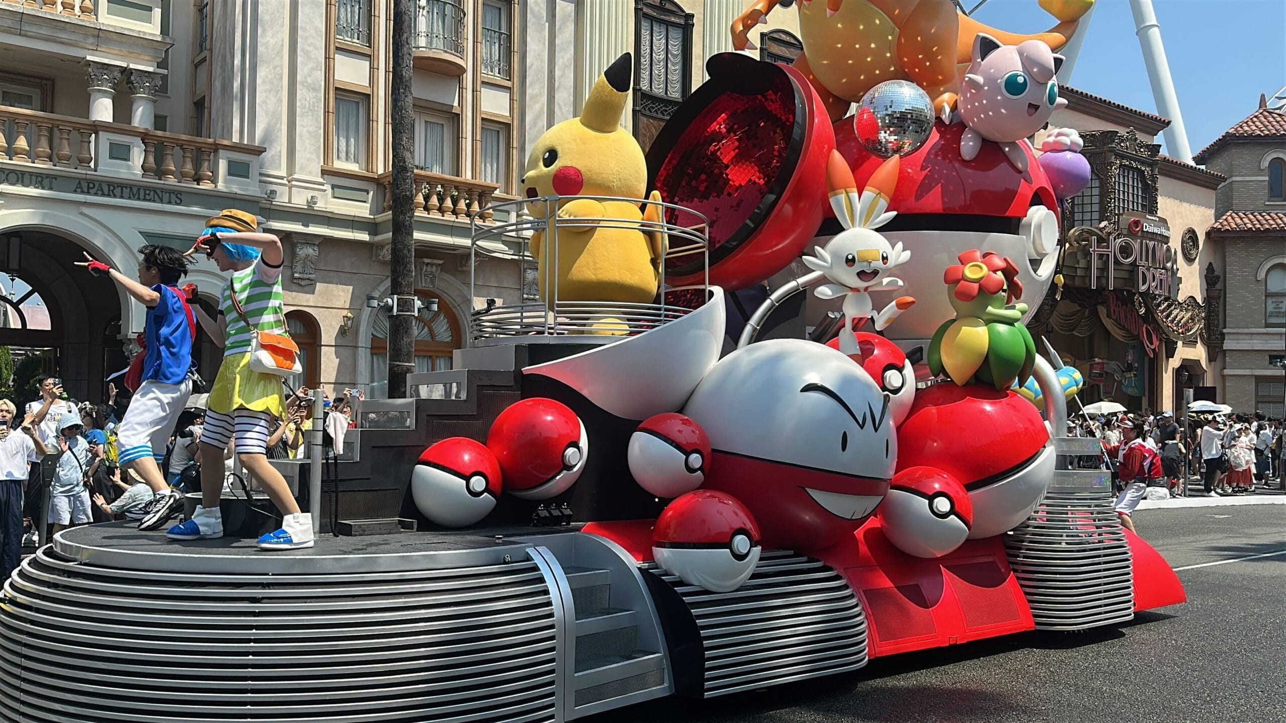 A Summer Splash Parade float at Universal Studios Japan features giant Pokémon figures and lively dancers beside them.
