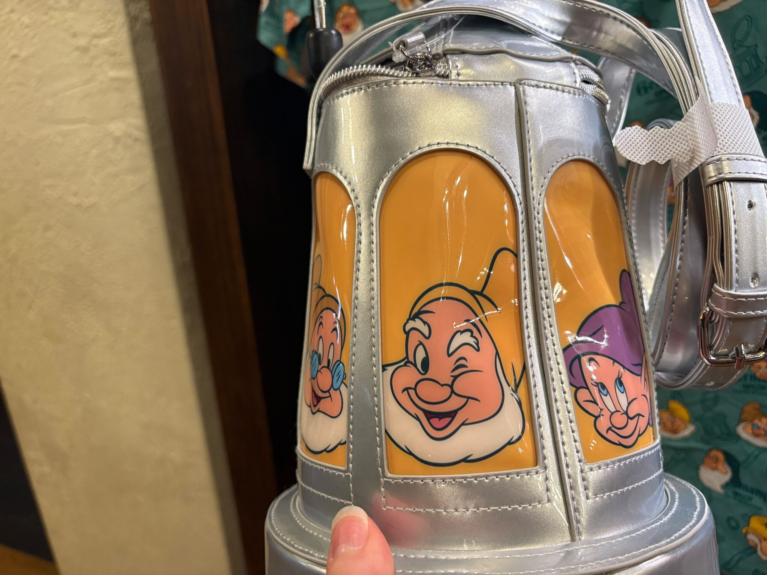 New arrival! This Seven Dwarfs Stein Bag from EPCOT shows three smiling dwarfs and a hand holding the silver bottom.