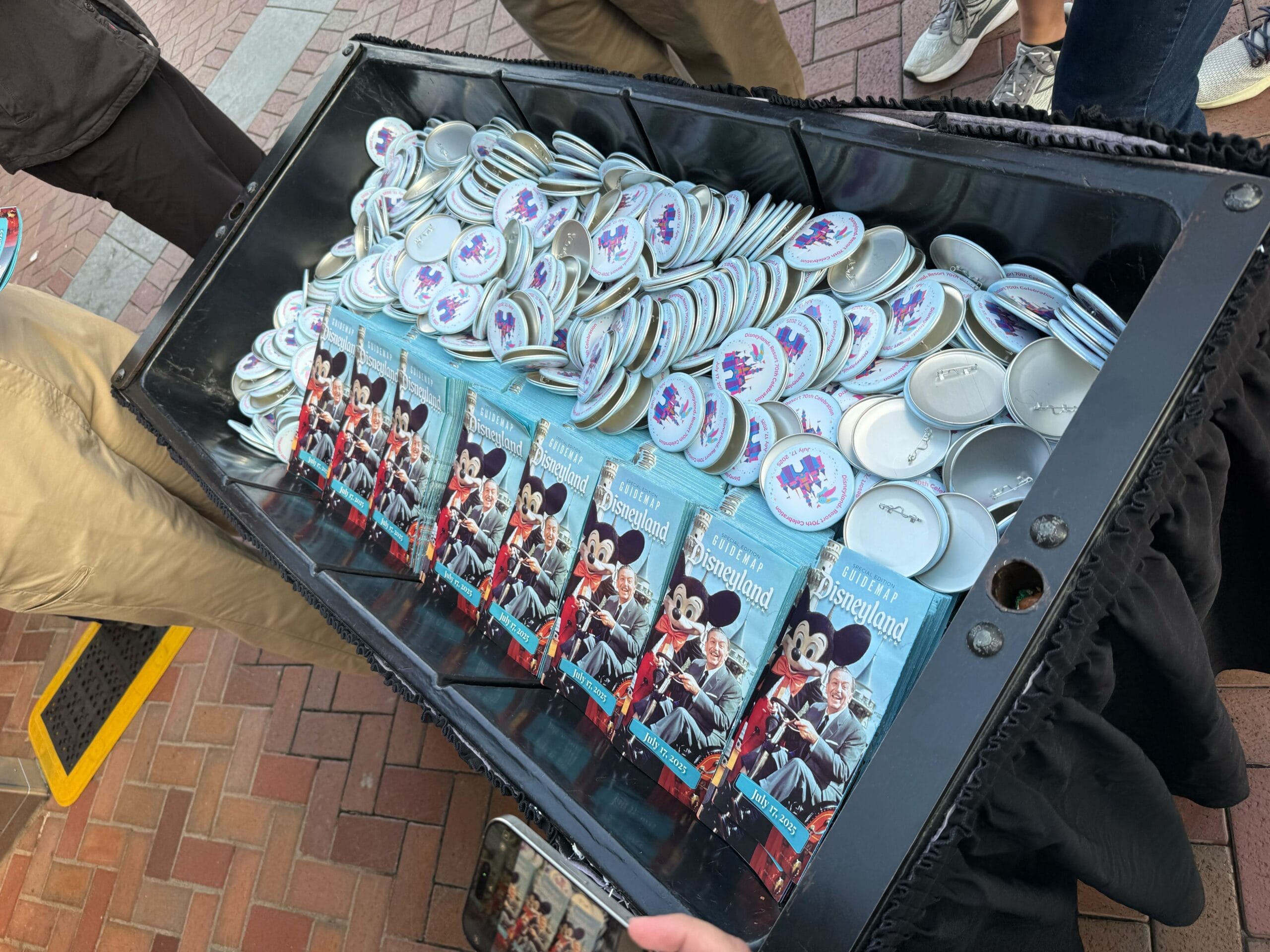Disneyland Resort 70th 缶バッジとガイドマップ FIRST LOOK at Commemorative Disneyland 70th Map and Buttons