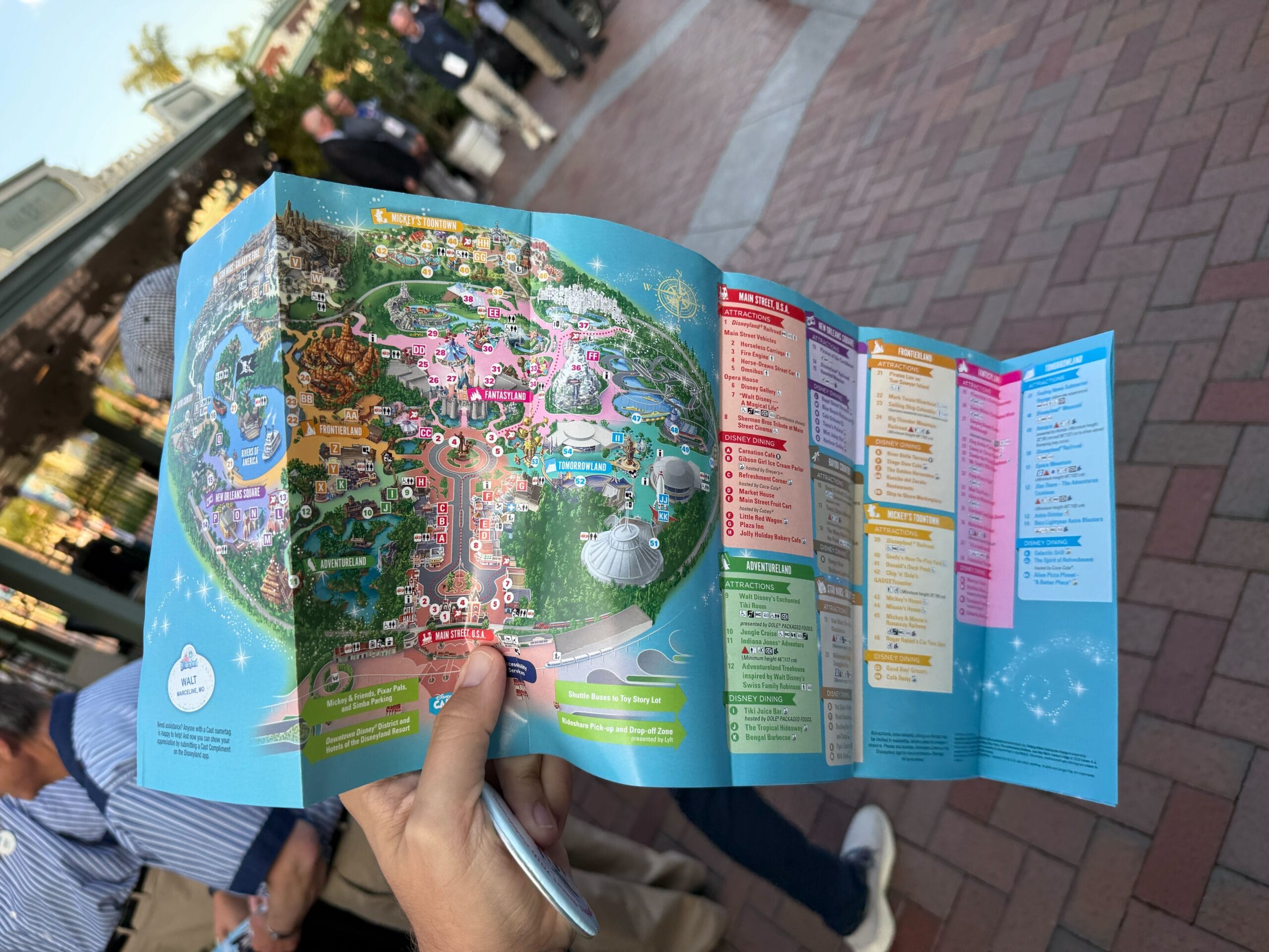 Disneyland Resort 70th 缶バッジとガイドマップ FIRST LOOK at Commemorative Disneyland 70th Map and Buttons