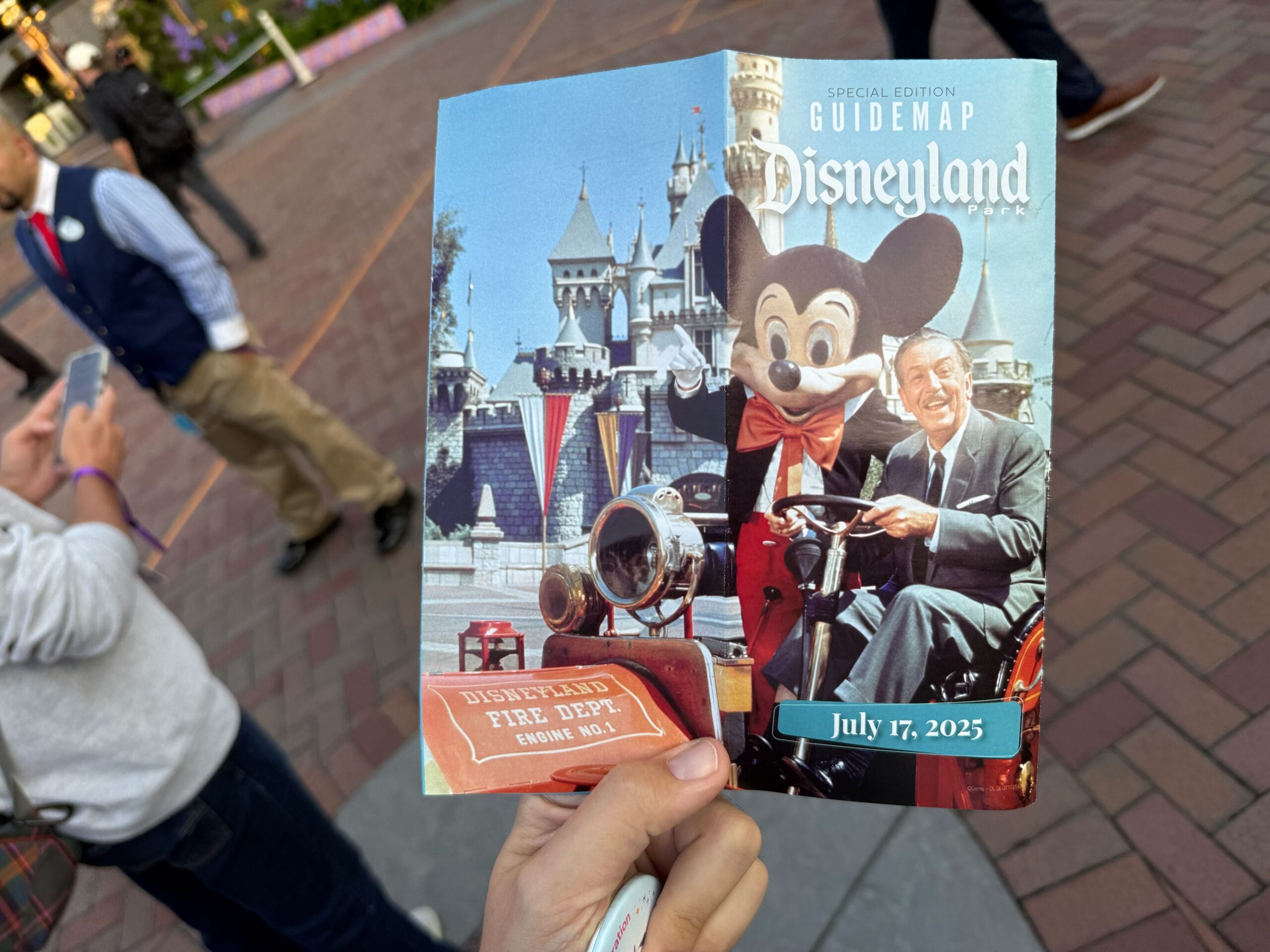 Disneyland Resort 70th 缶バッジとガイドマップ 70th Anniversary at Disneyland Resort Complete Guide