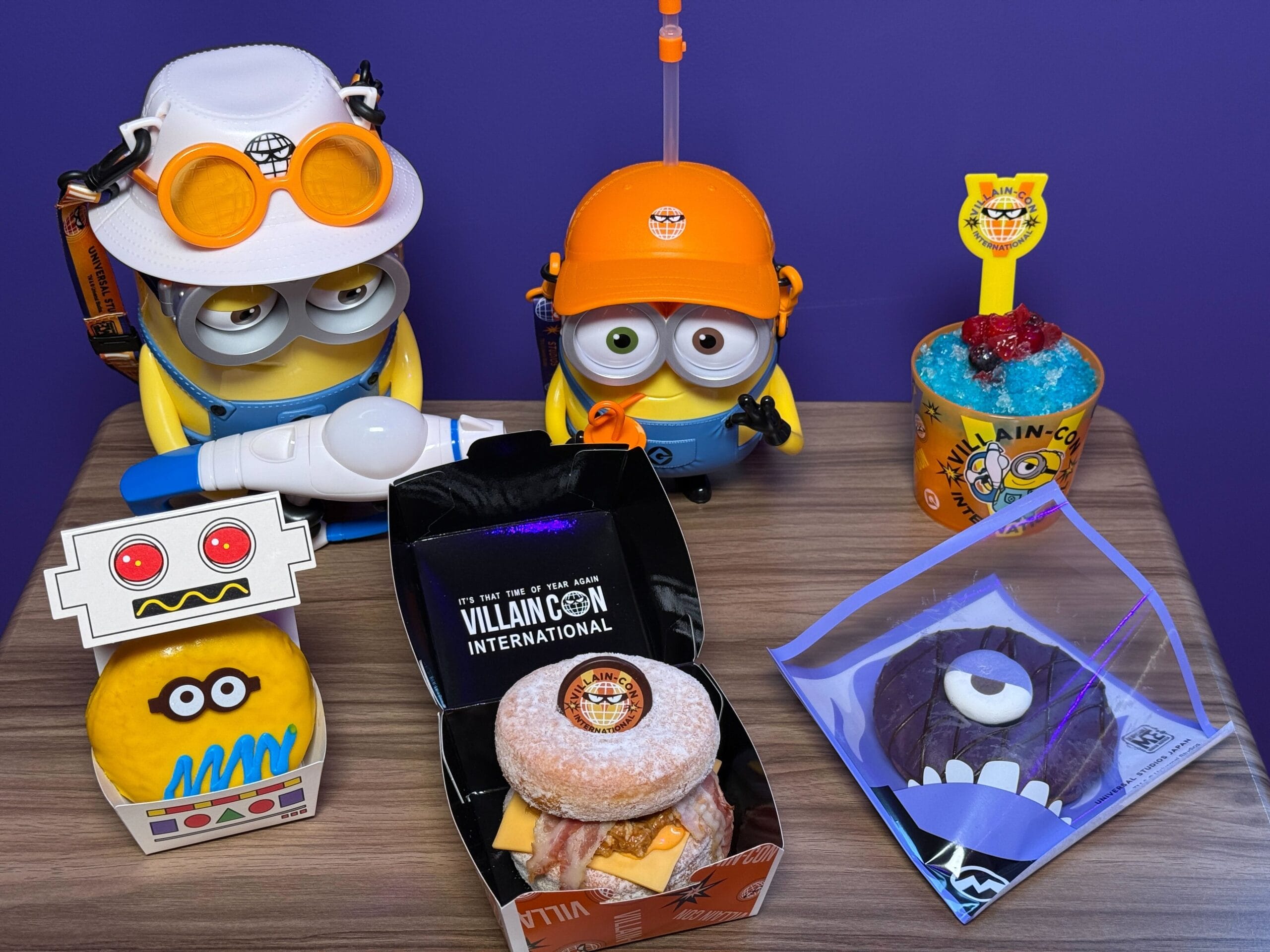 Minions-themed Evil Eats desserts and toys, like burgers and donuts, at Universal Studios Japan await your review.