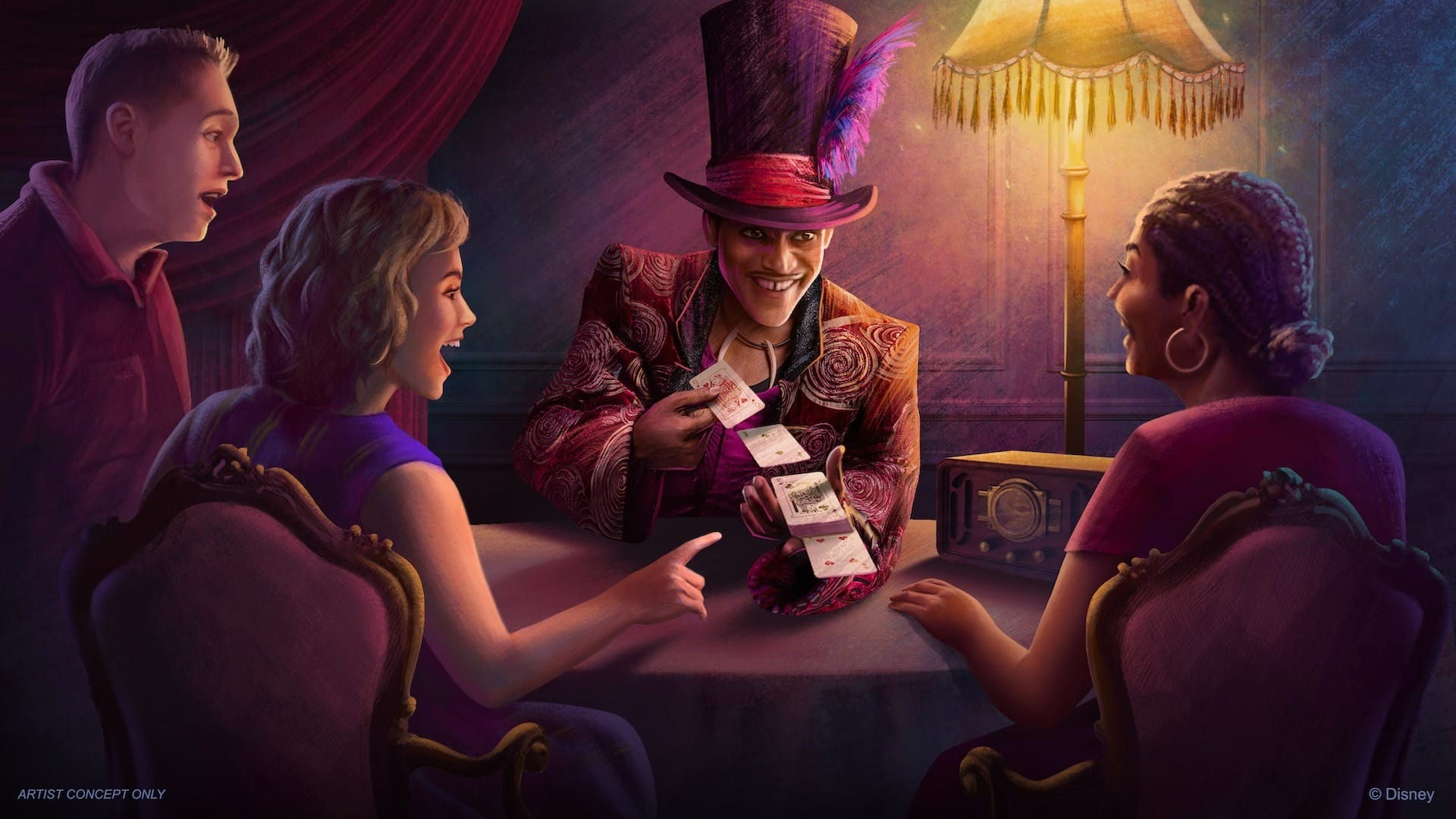 Un mago sonriente con un sombrero alto realiza un truco de tarjetas en el Disney Destiny Grand Hall para tres invitados asombrados.