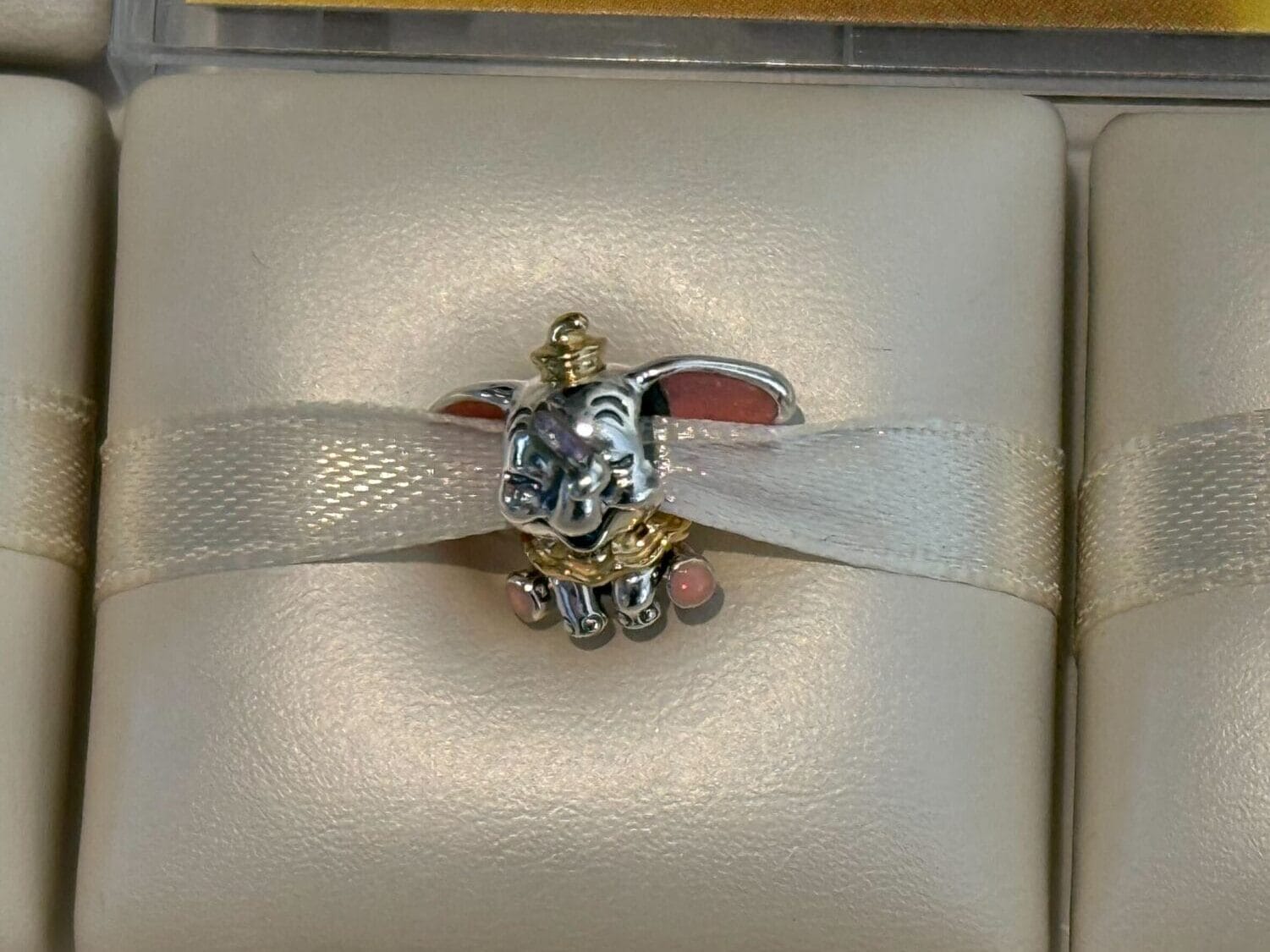 New Disney-themed rings featuring Dumbo and the Cheshire Cat, displayed in a cream box. Perfect for Pandora Charms lovers.