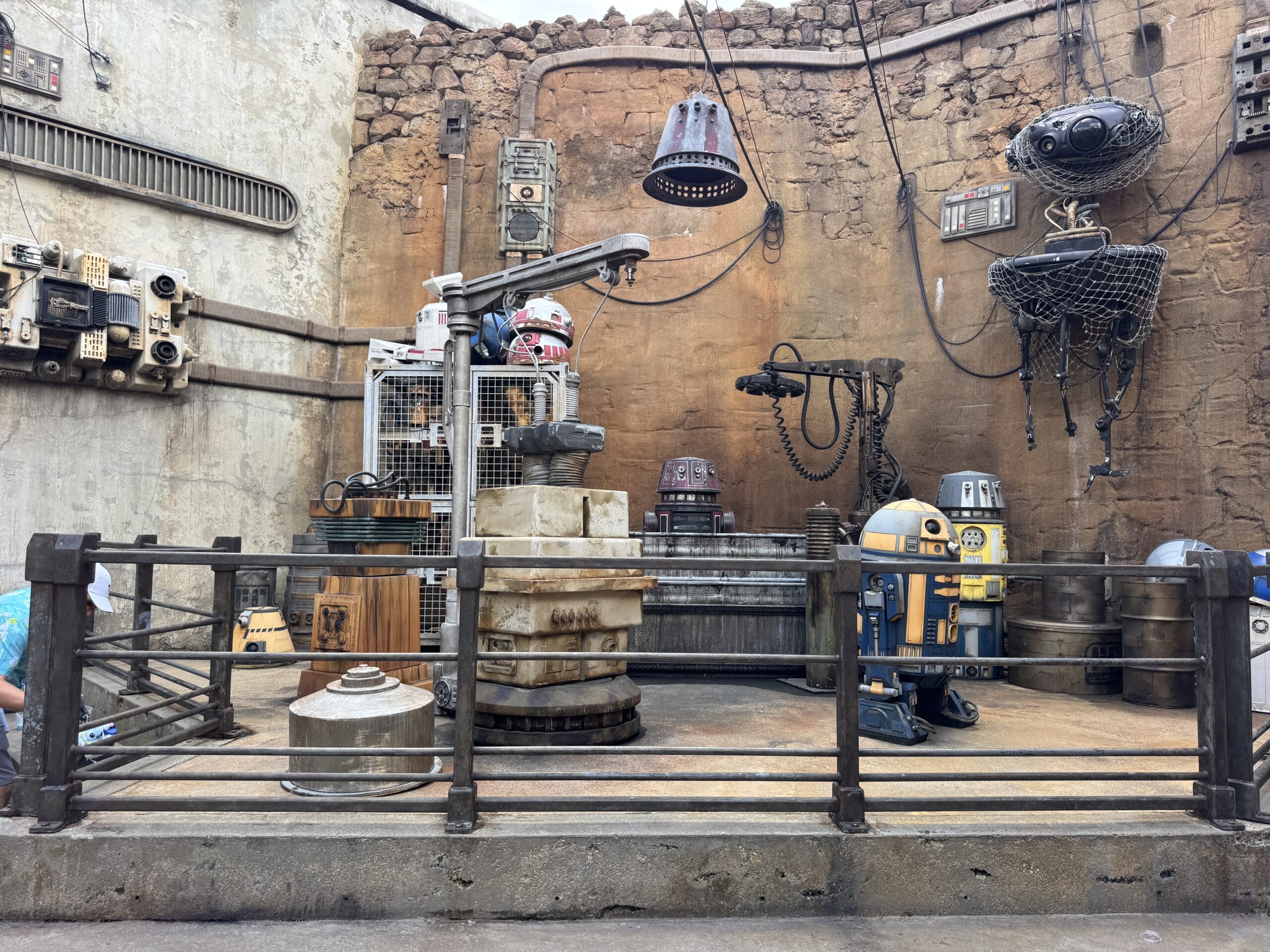 Star Wars-themed workshop at Hollywood Studios with droids, metal parts, and weathered walls—perfect for a 2025 photo report.