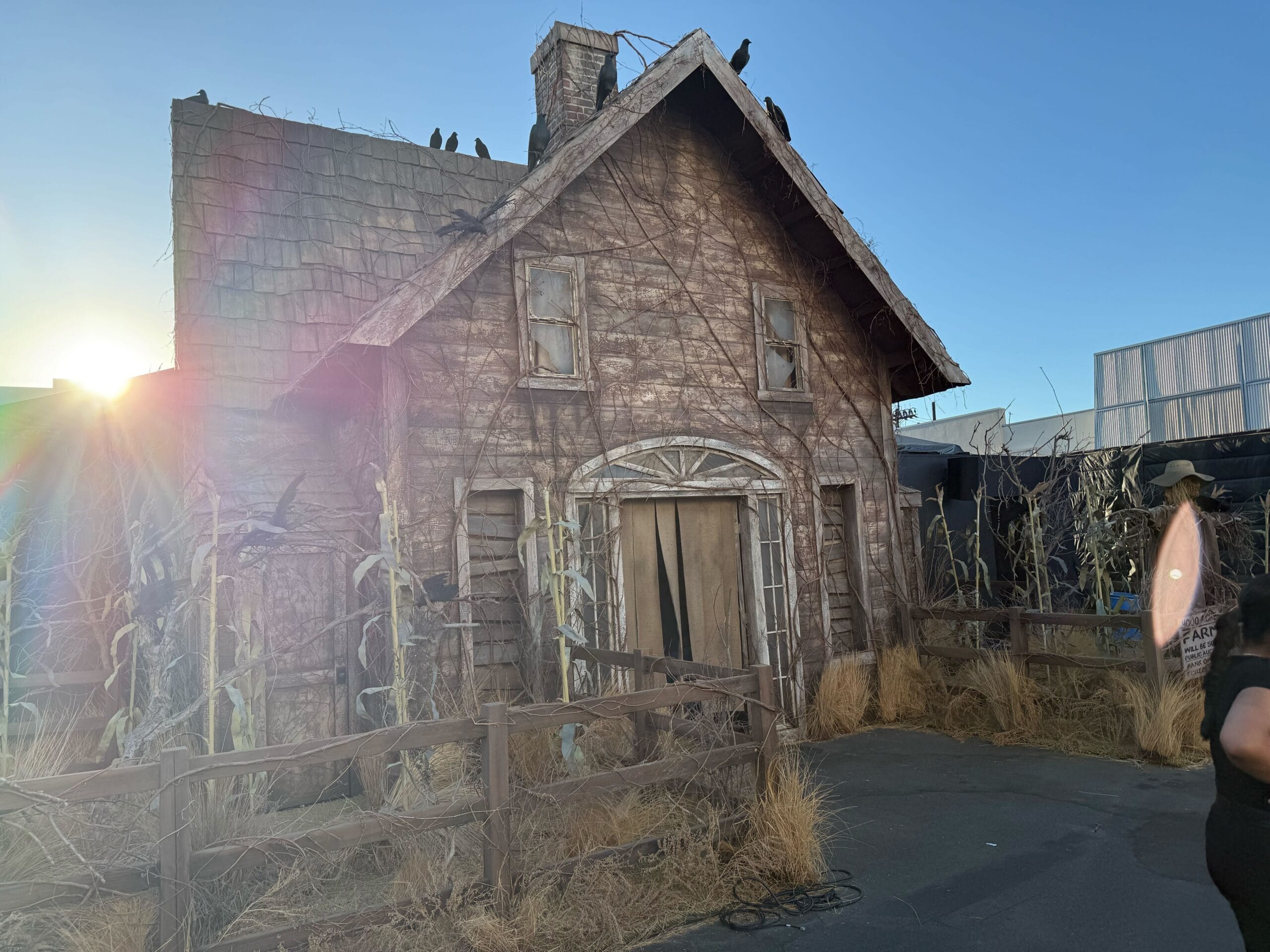 Clasea a través de la casa de Espantapájaros en Universal Studios Hollywood para Halloween Horror Nights 2025