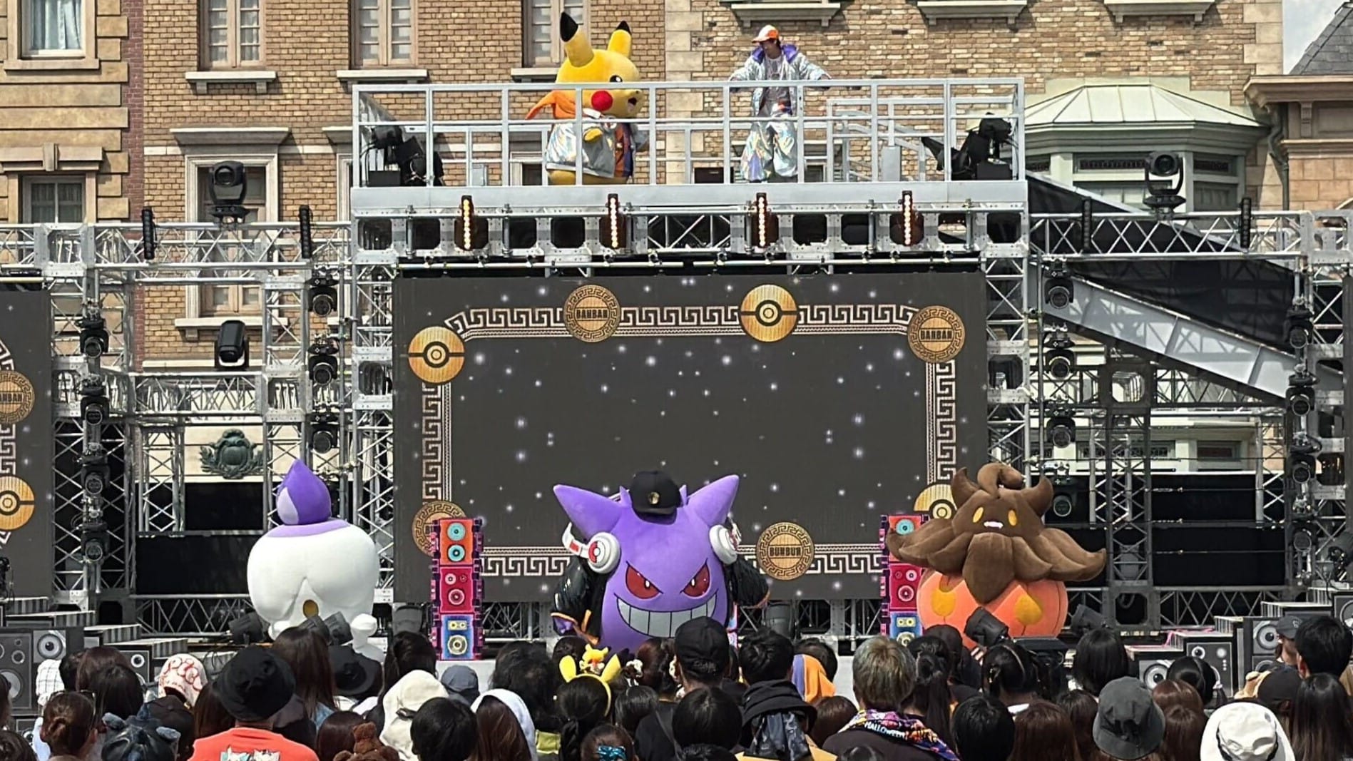 Costumed Pokémon perform live at the 2025 Pokémon Halloween Party at Universal Studios Japan’s outdoor stage.