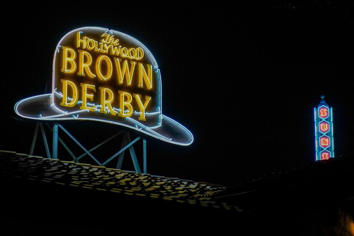 Neon sign of The Hollywood Brown Derby shaped like a hat.