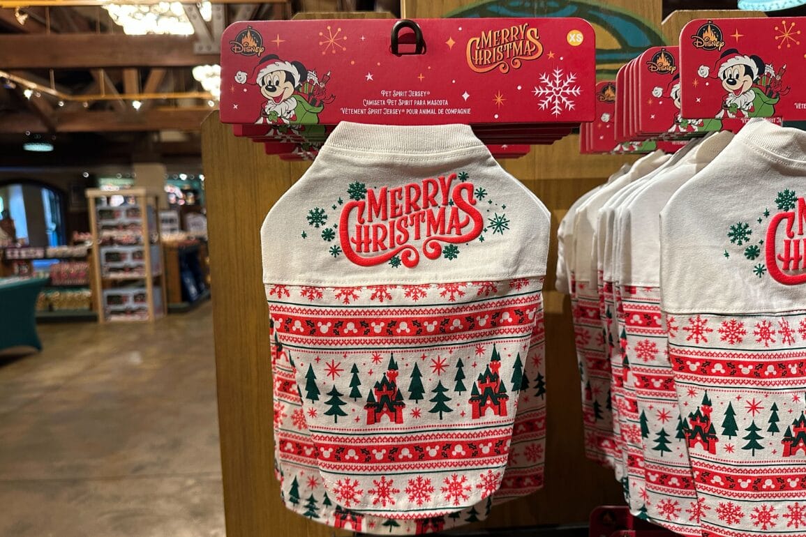 ژاکت تعطیلات سگ با متن «کریسمس مبارک» و طرح‌های شاد، عالی برای نمایش‌های تعطیلات دیزنی ورلد در نزدیکی قلعه سیندرلا.
