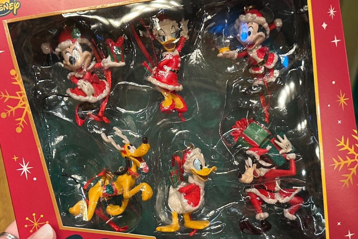 جعبه محصولات تعطیلات والت دیزنی ورلد با میکی، مینی، دونالد، گوفی، پلوتو و دیزی در لباس‌های جشن؛ قلعه‌ای در تصویر نیست.