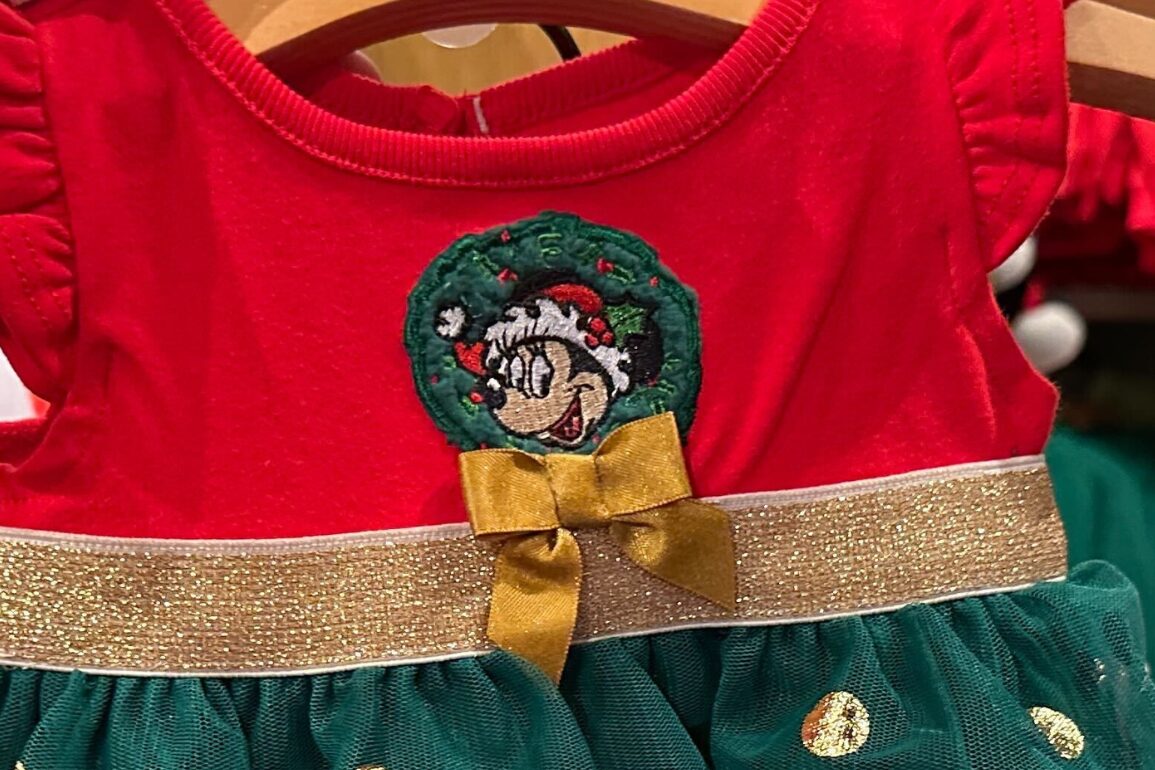 لباس شاد قرمز و سبز با پاپیون طلایی، نوار درخشان و حلقه گل مینی ماوس—ایده‌آل برای استایل تعطیلات در پارک‌های دیزنی.