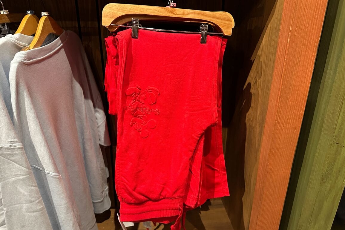 شلوار گرمکن قرمز روشن با جزئیات برجسته میکی ماوس، تداعی‌گر استایل پارک‌های دیزنی، مناسب برای داشتن ظاهری شبیه به والت دیزنی ورلد.