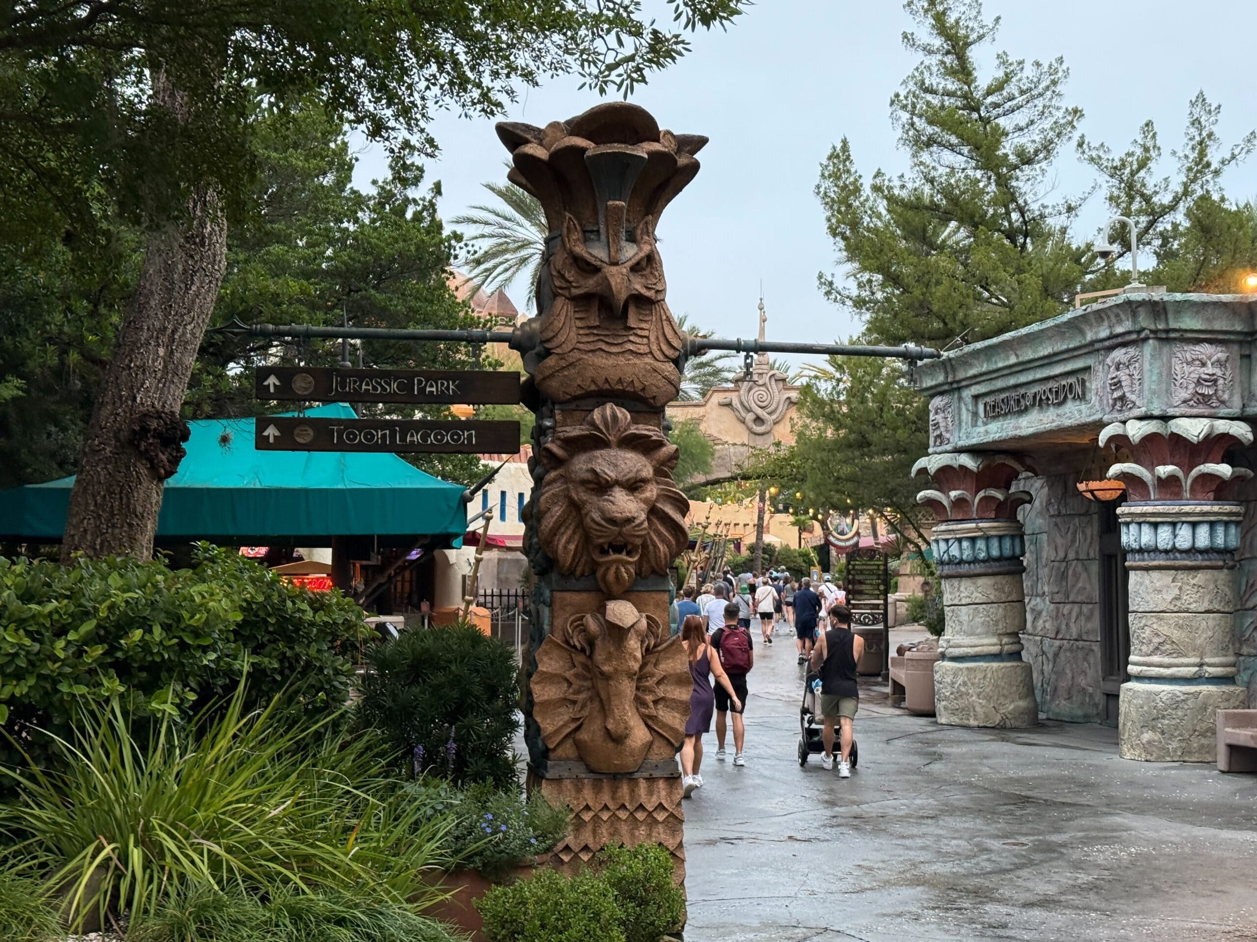Totem with animal faces by signs for Jurassic Park and Toon Lagoon, unlike Disney entrances which feature castles, not totems.