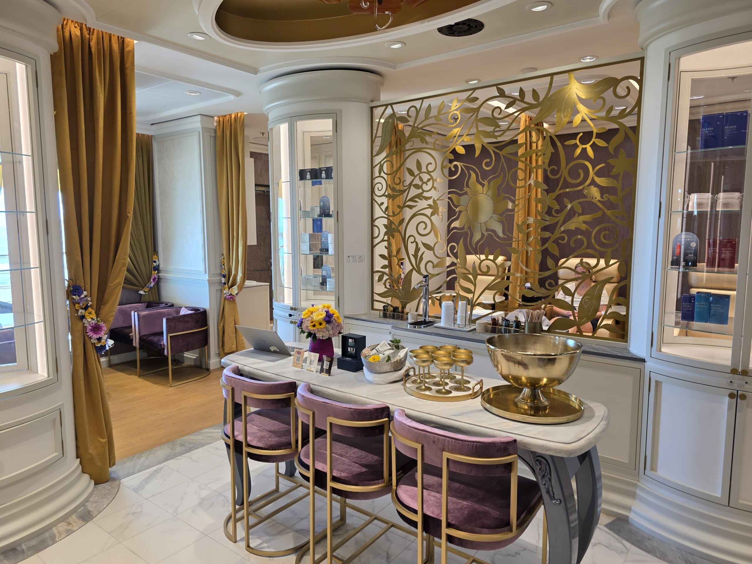 Untangled Salon is the Tangled-themed salon on the Disney Destiny.