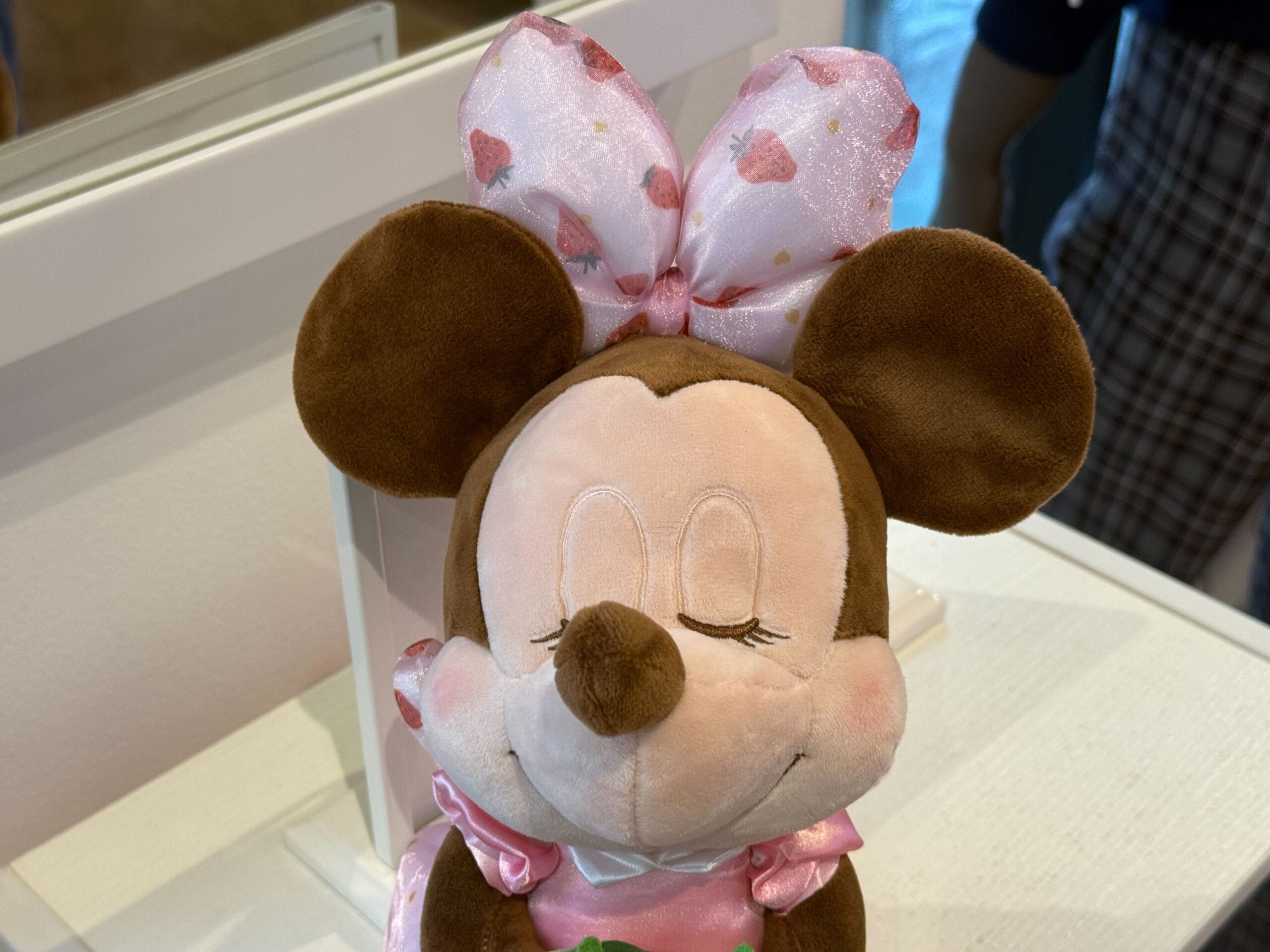 a picture of Minnie's strawberry plush's head