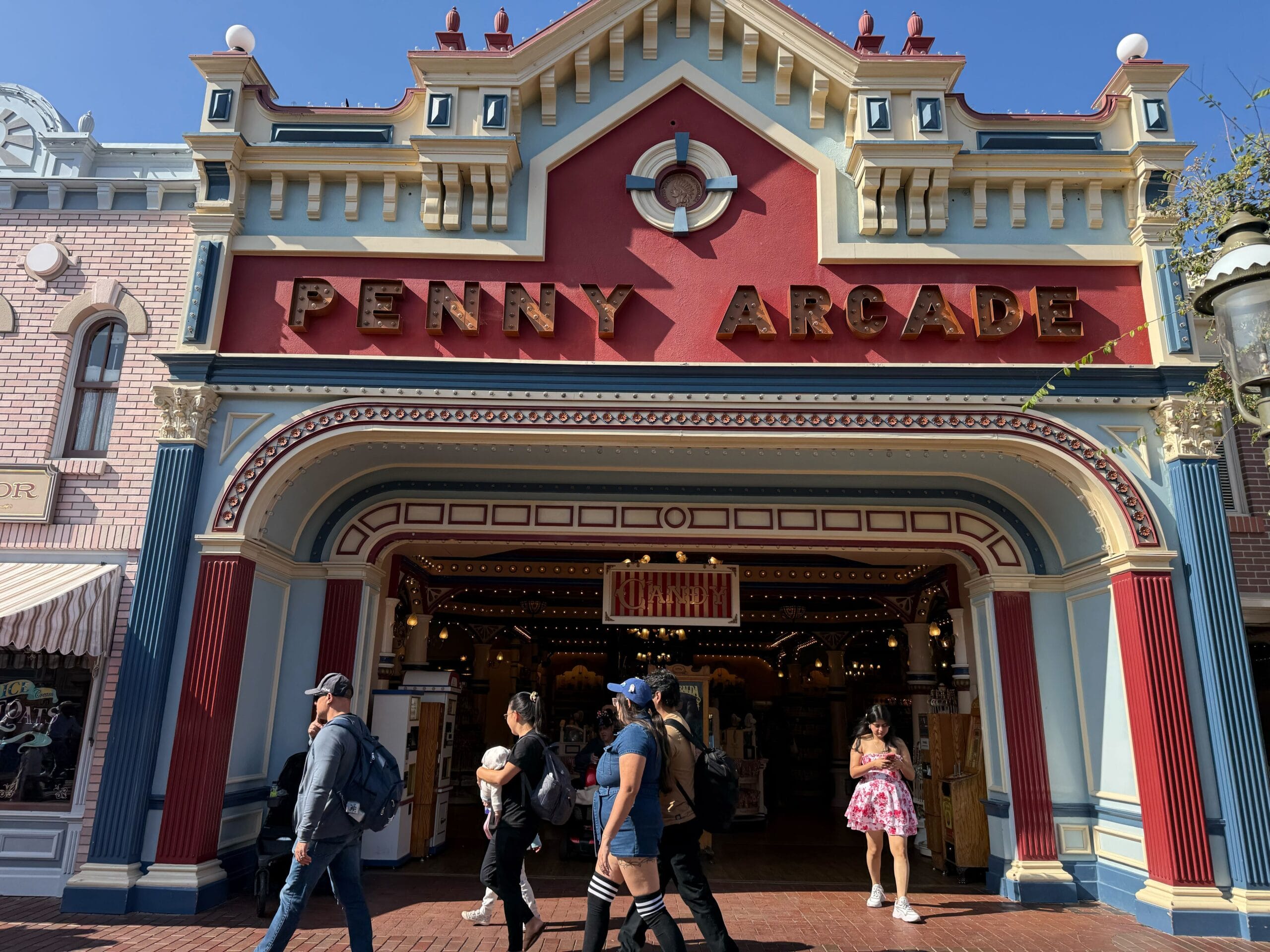Confectionery locations at Disneyland Resort now have holiday-themed cupcakes and cookies available.