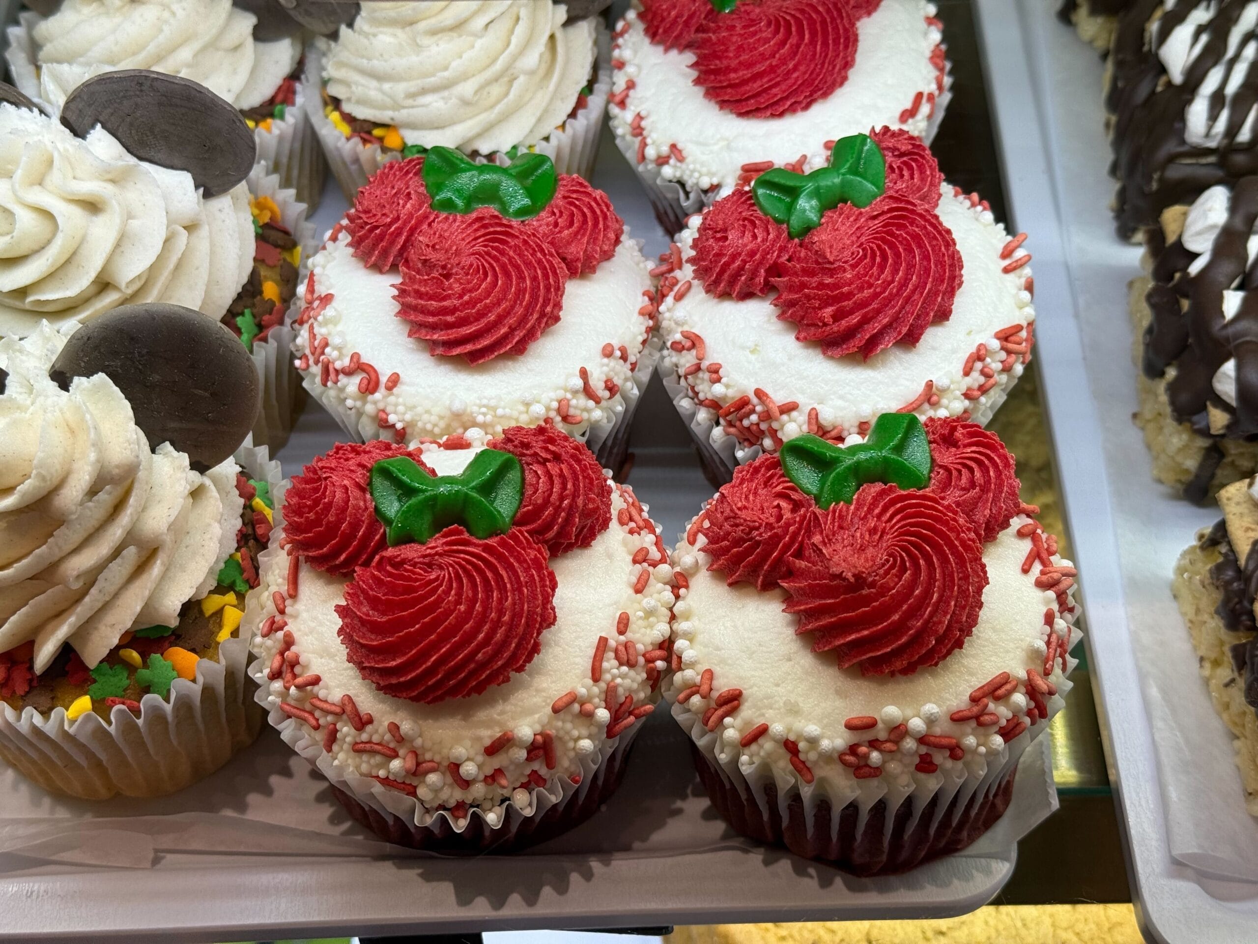 Confectionery locations at Disneyland Resort now have holiday-themed cupcakes and cookies available.