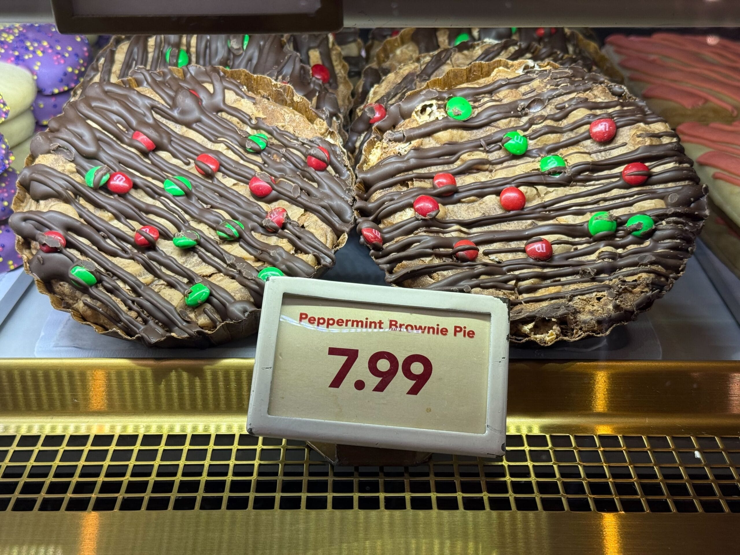 Confectionery locations at Disneyland Resort now have holiday-themed cupcakes and cookies available.
